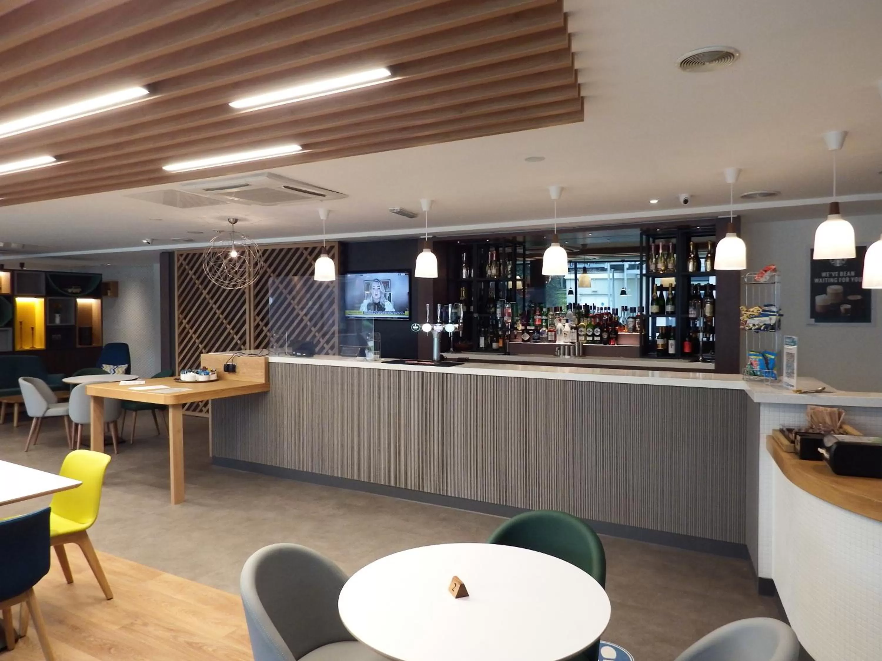 Lounge or bar in Holiday Inn Sittingbourne by IHG