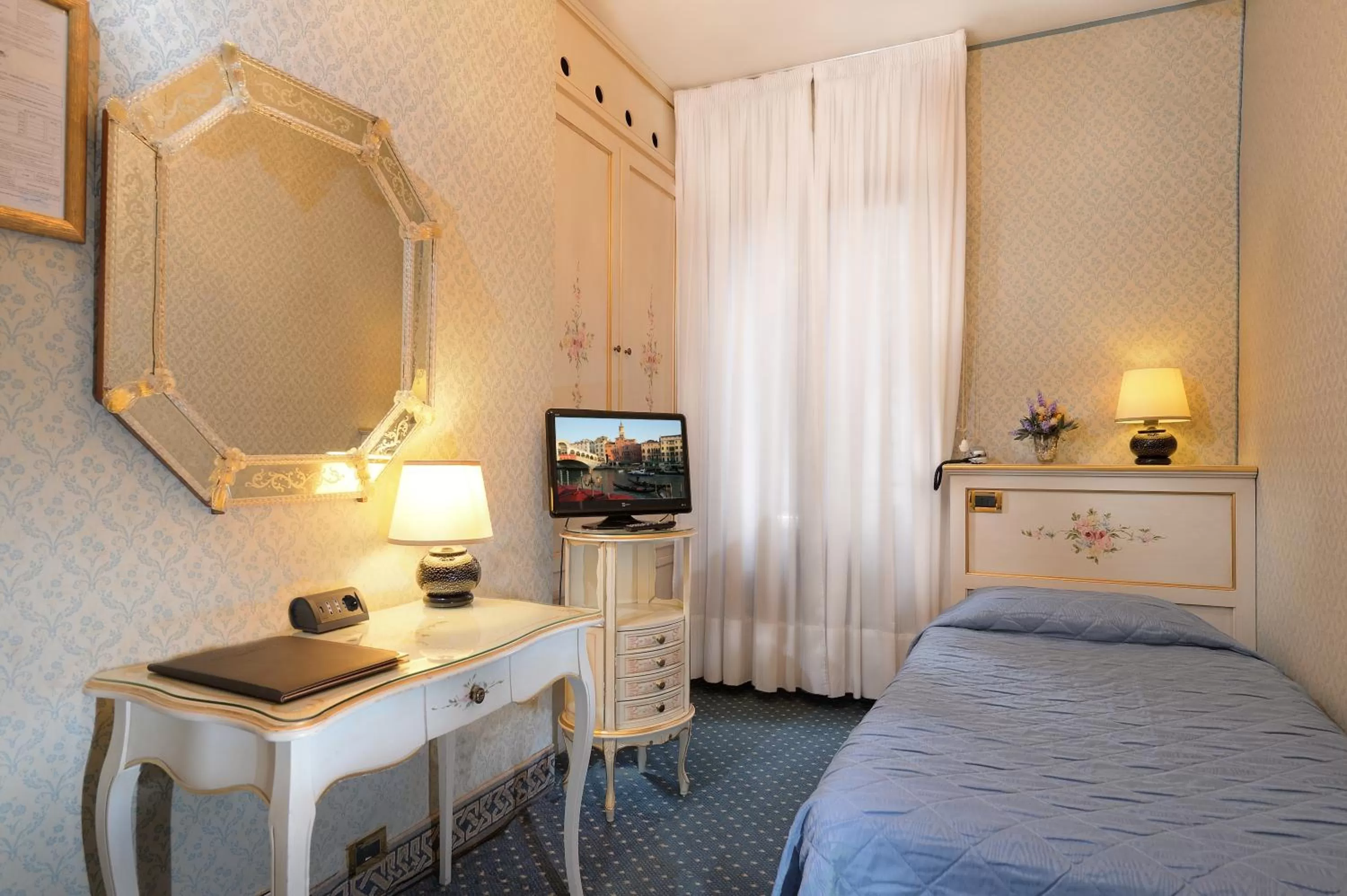 Photo of the whole room, Bed in Hotel Rialto