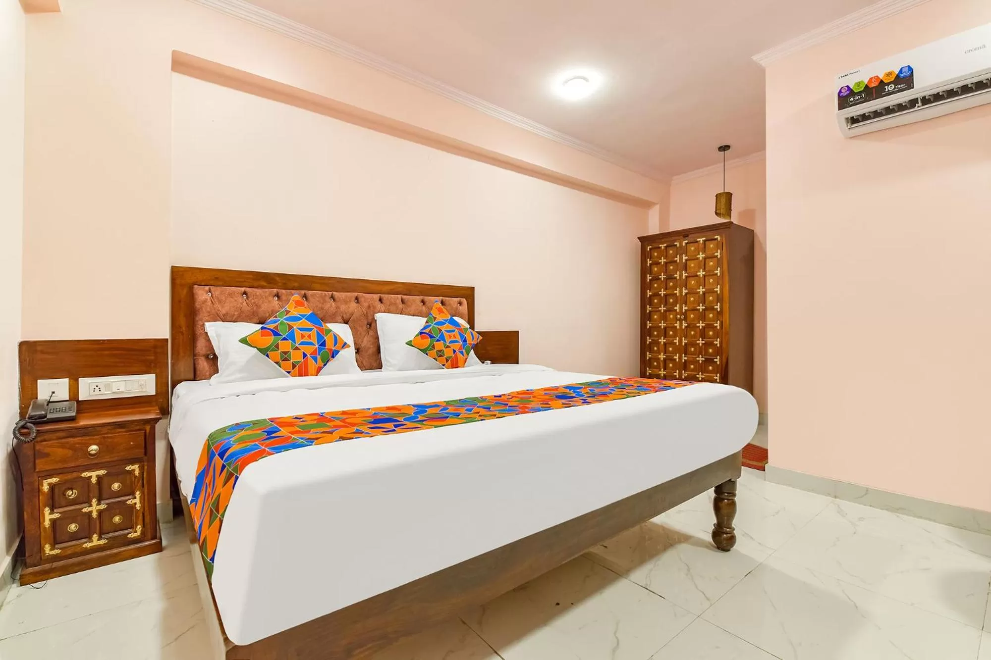 Photo of the whole room, Bed in FabHotel JBS Heritage