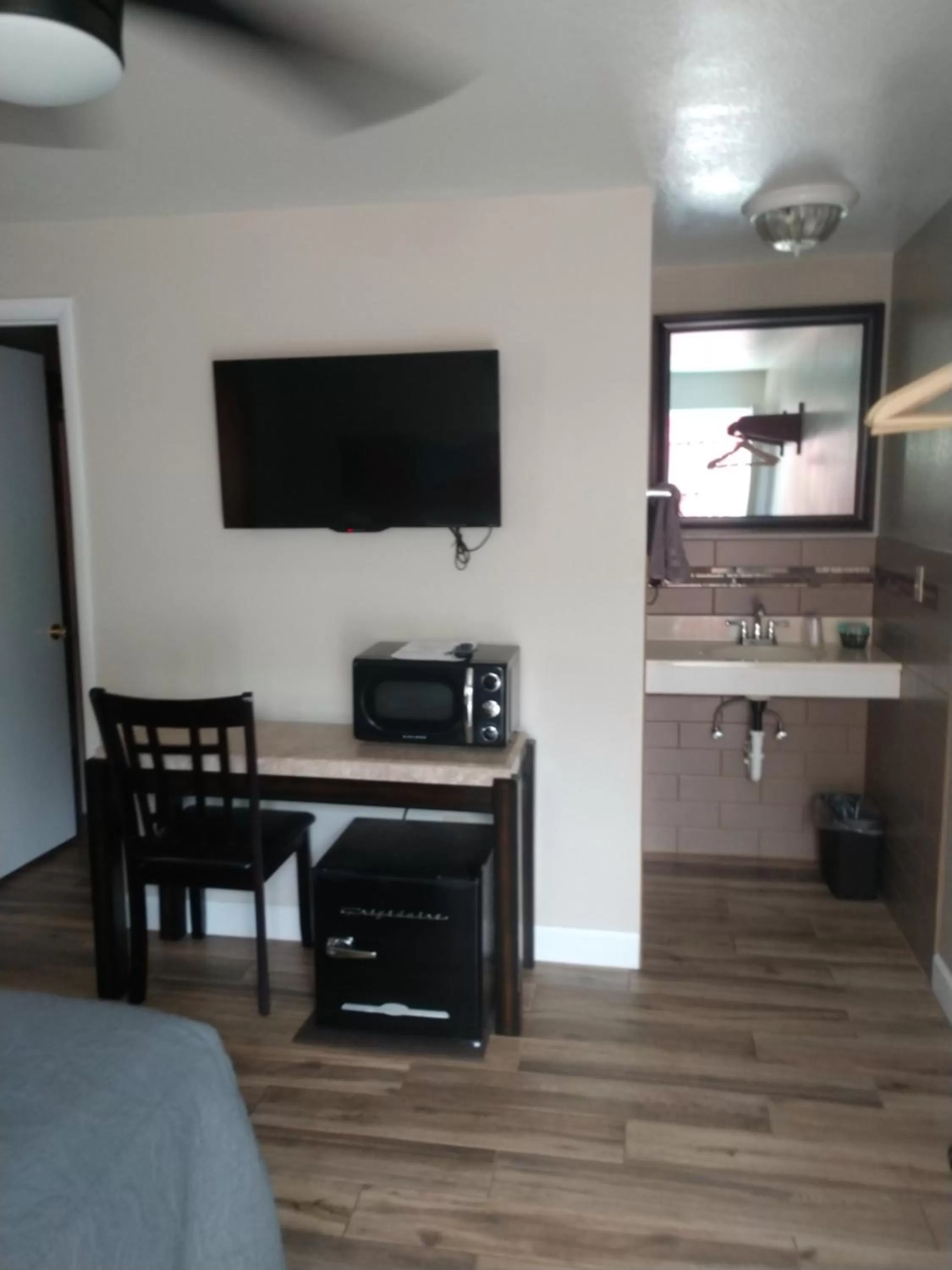 TV and multimedia in Red Rock Motel and Dam Motel