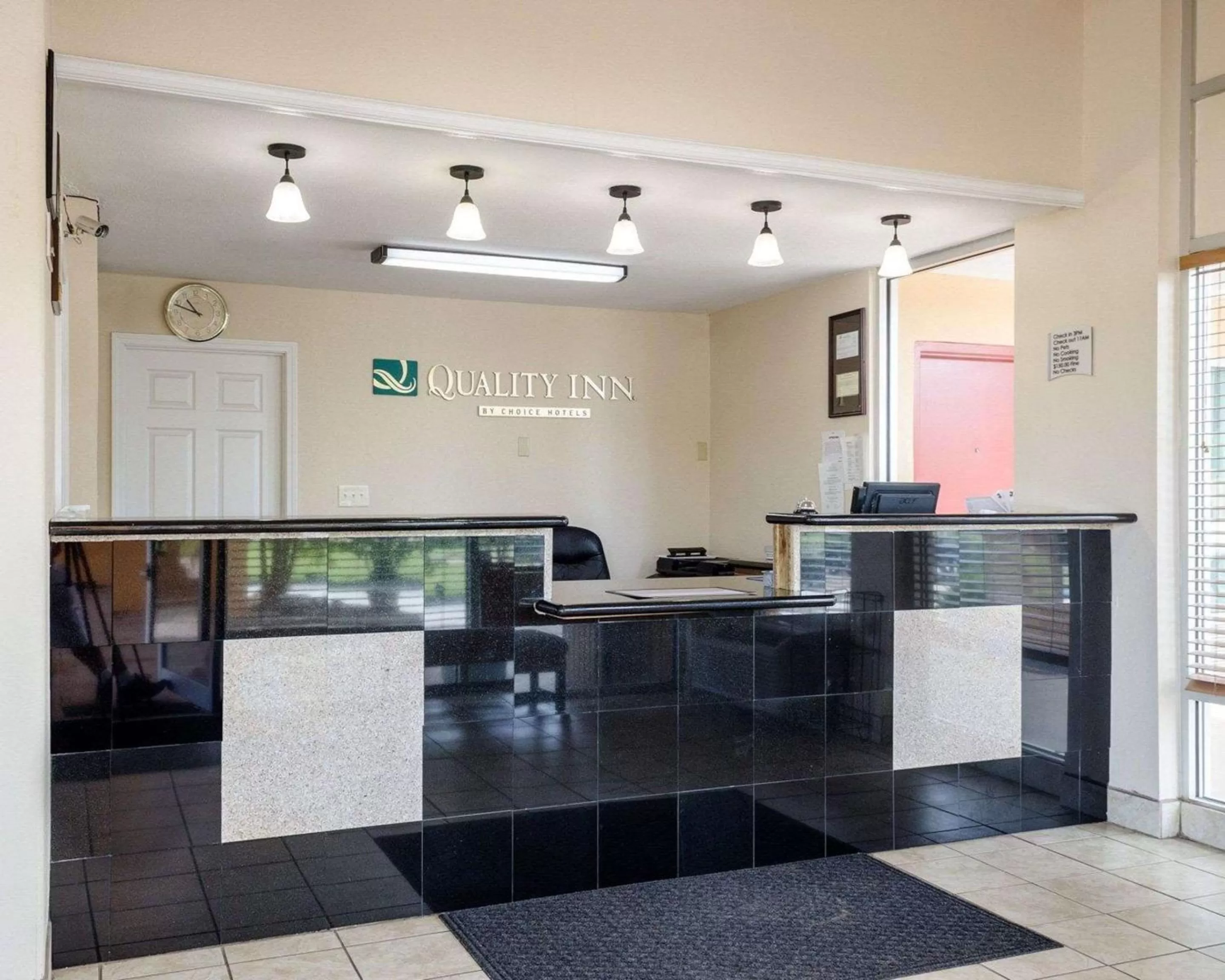Lobby or reception in Quality Inn Louisville MS