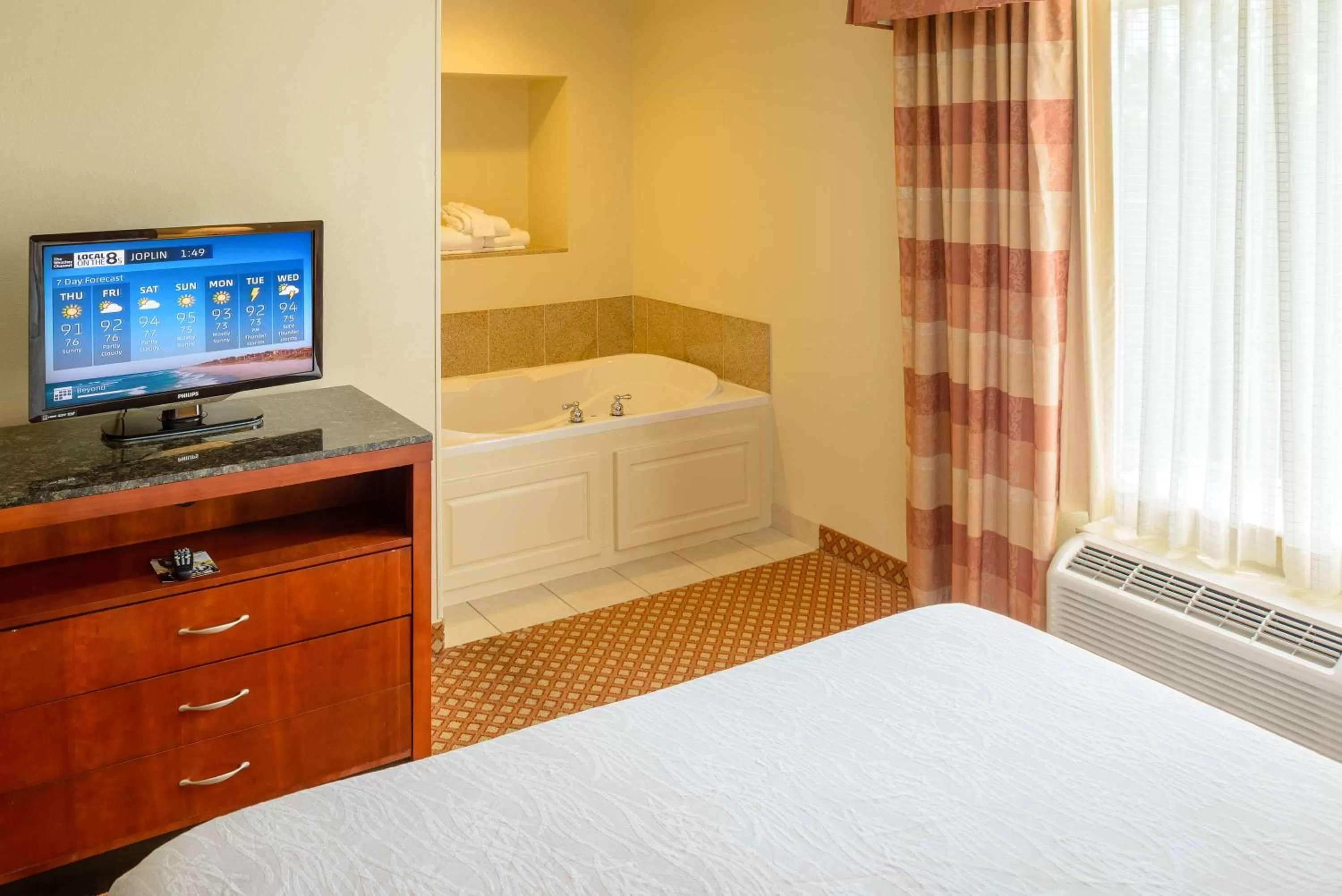 Bed, TV/Entertainment Center in Hilton Garden Inn Joplin