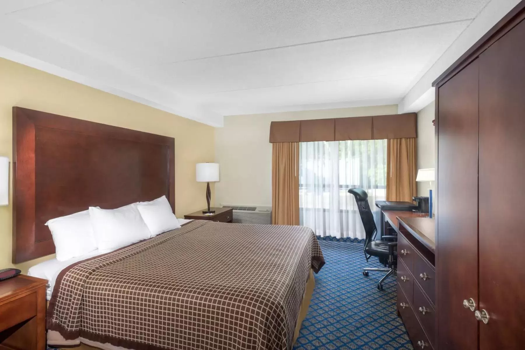 Photo of the whole room, Bed in Days Inn by Wyndham Geneva/Finger Lakes