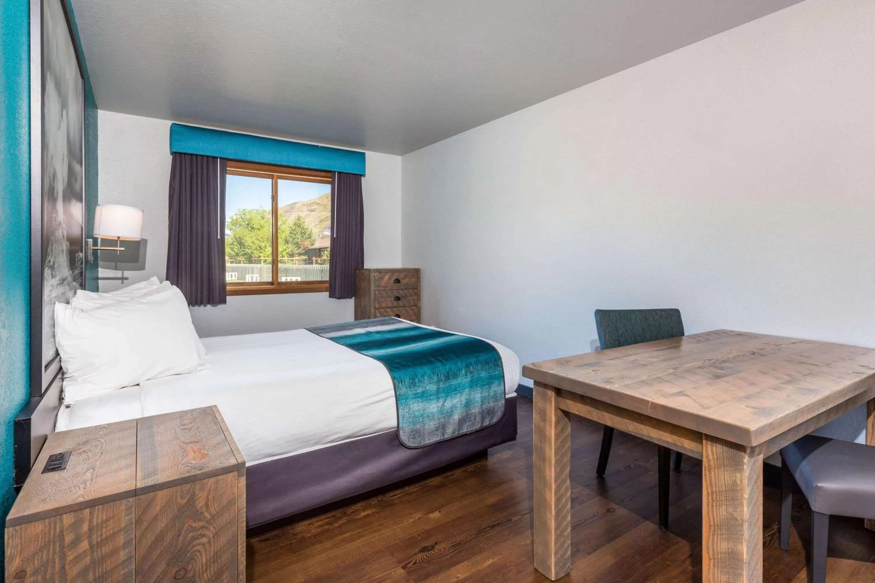 Photo of the whole room, Bed in Super 8 by Wyndham Gardiner/Yellowstone Park Area