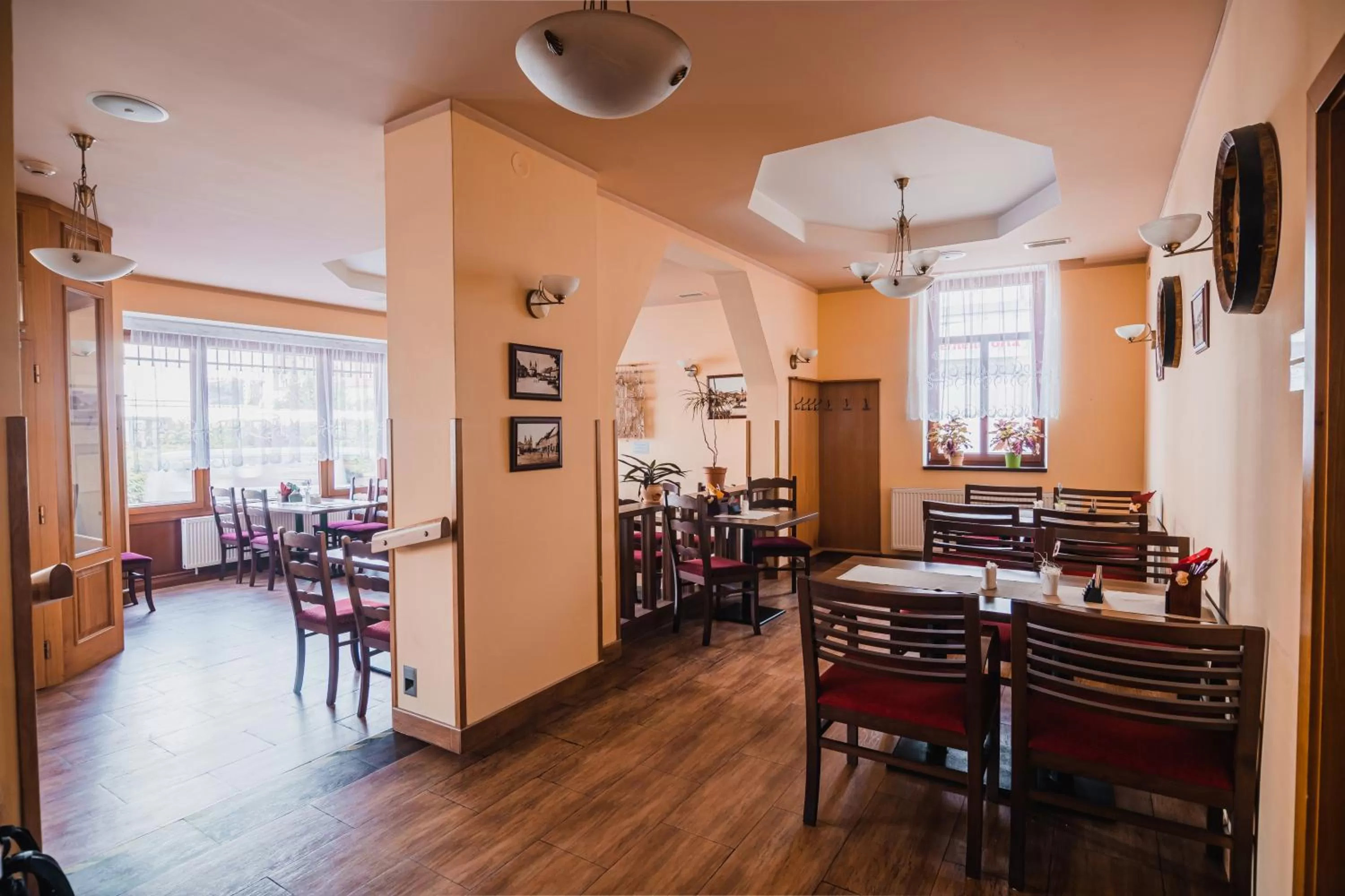 Restaurant/places to eat in Hotel Krajka****