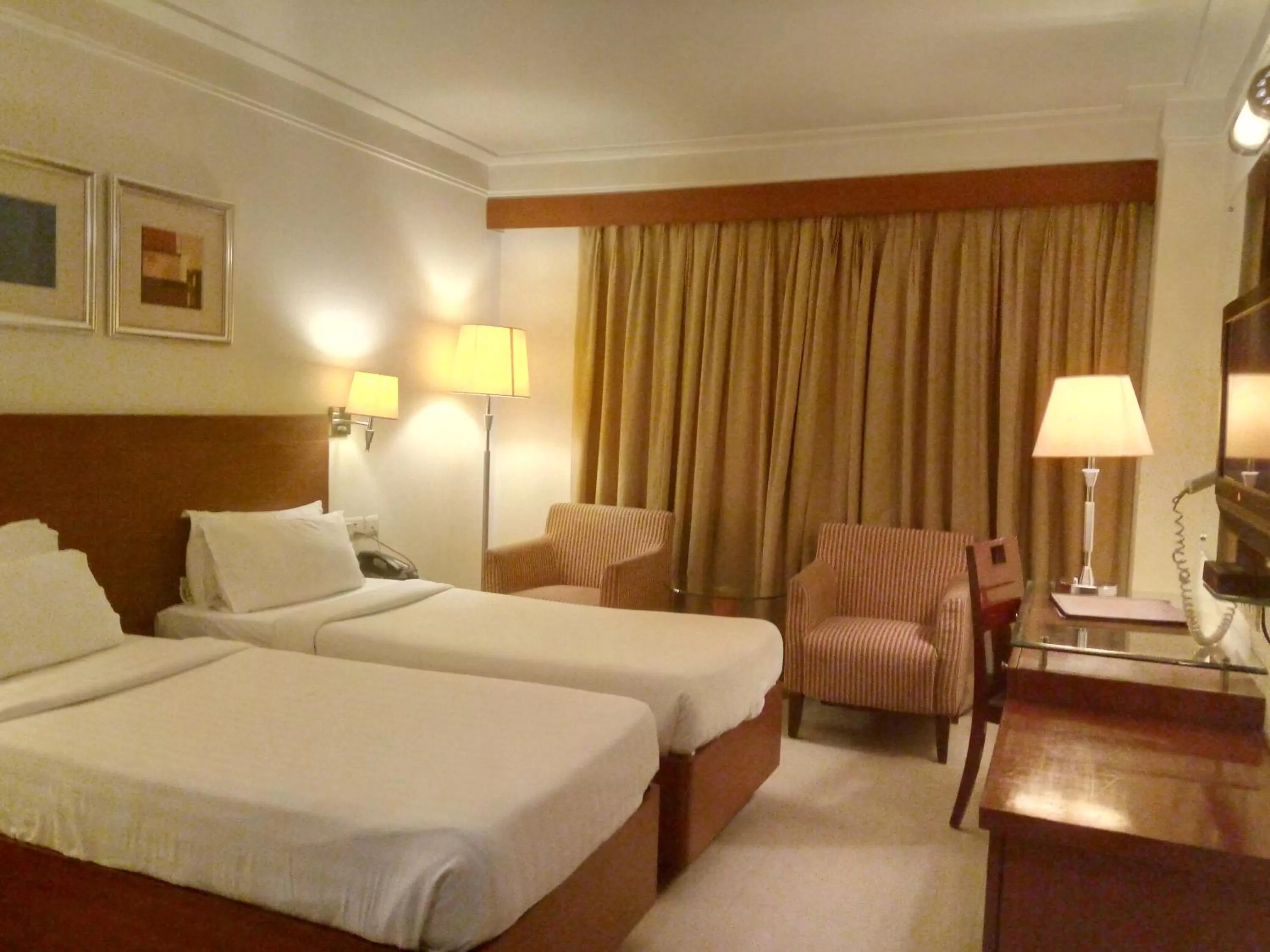 Photo of the whole room, Bed in Hampshire Plaza