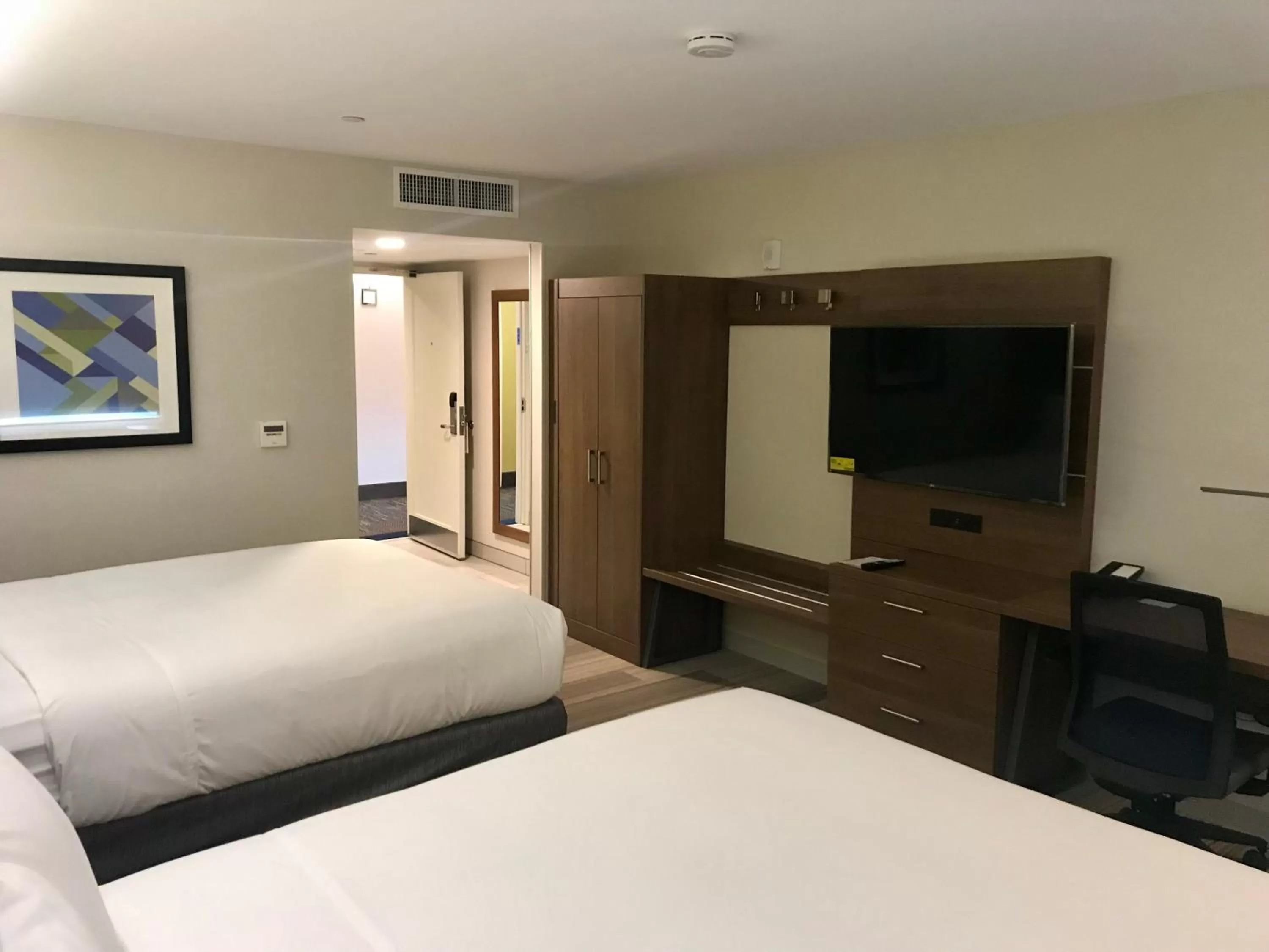 Photo of the whole room, Bed in Holiday Inn Express & Suites Pasadena - Los Angeles by IHG