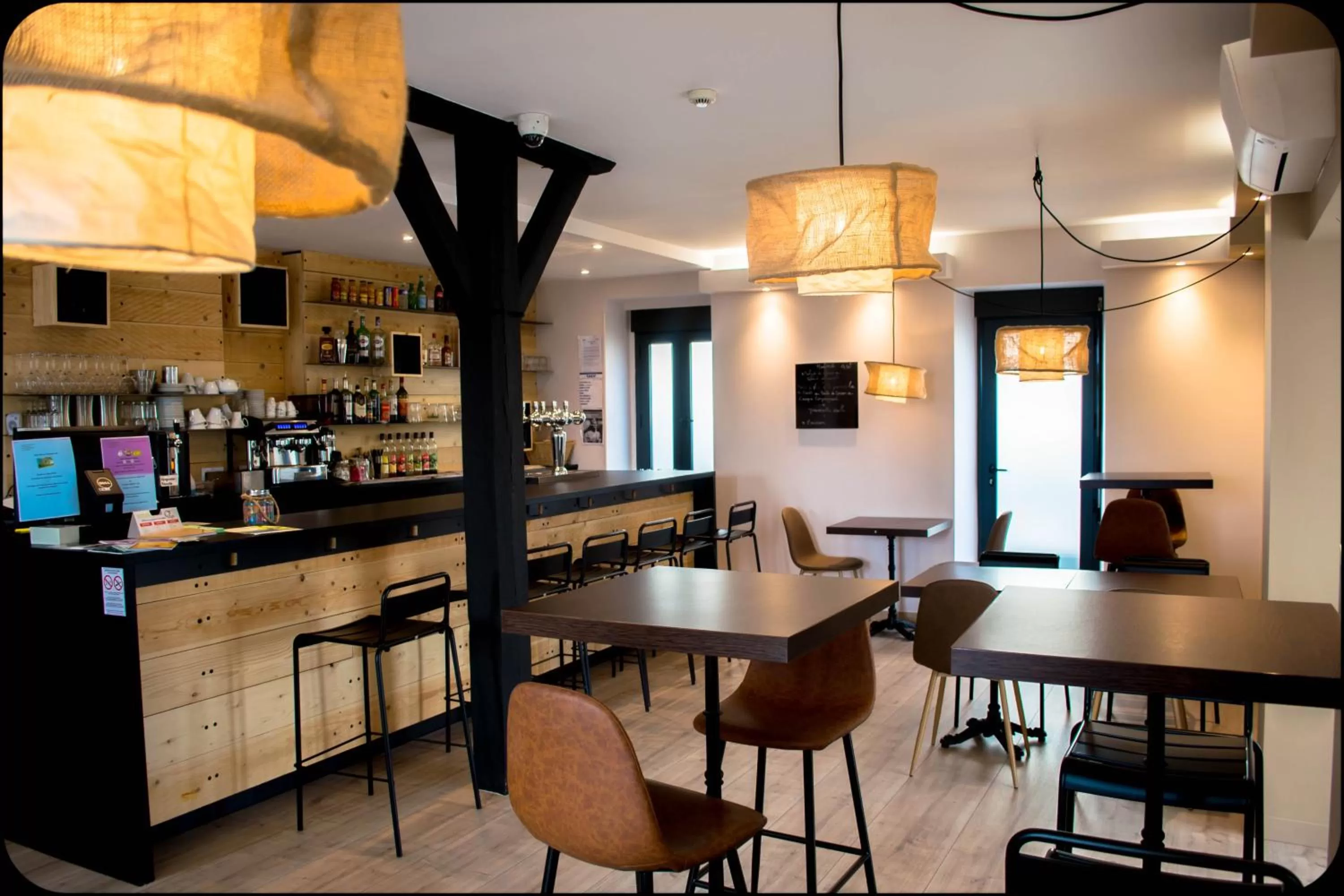 Lounge or bar in Logis Hôtel La Bastide des Oliviers