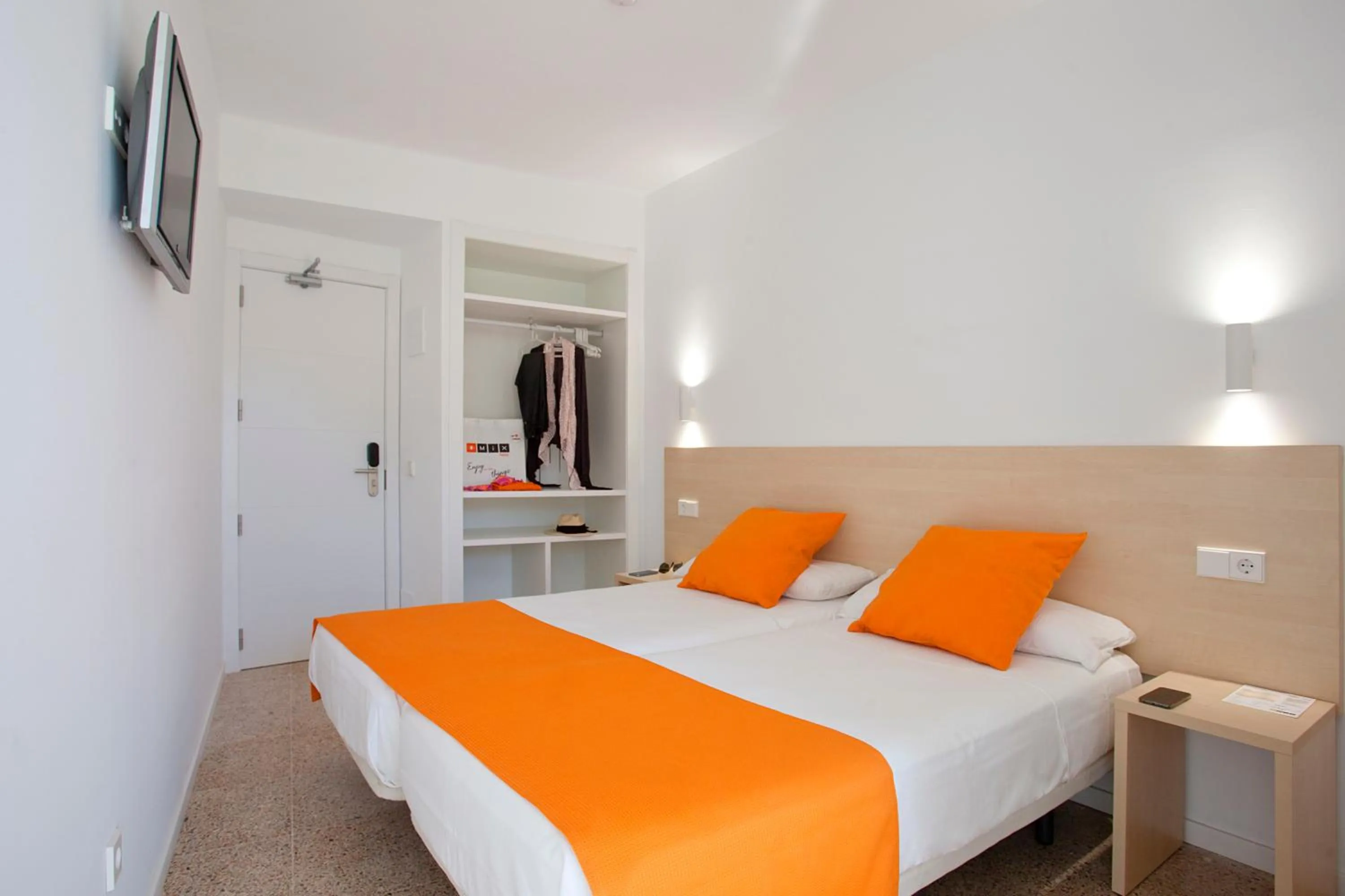 Photo of the whole room, Bed in Mix Peru Playa