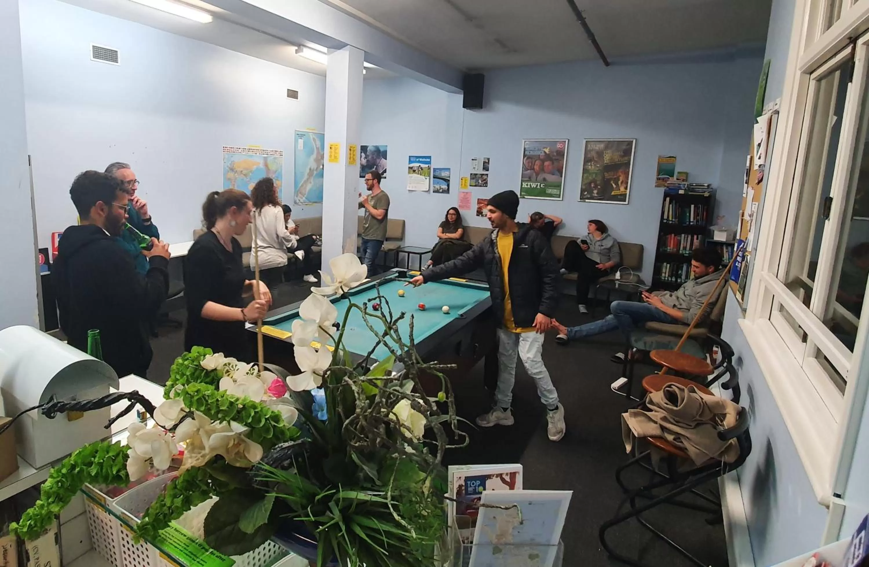 Communal lounge/ TV room in Surf 'N' Snow Backpackers Across Sky Tower