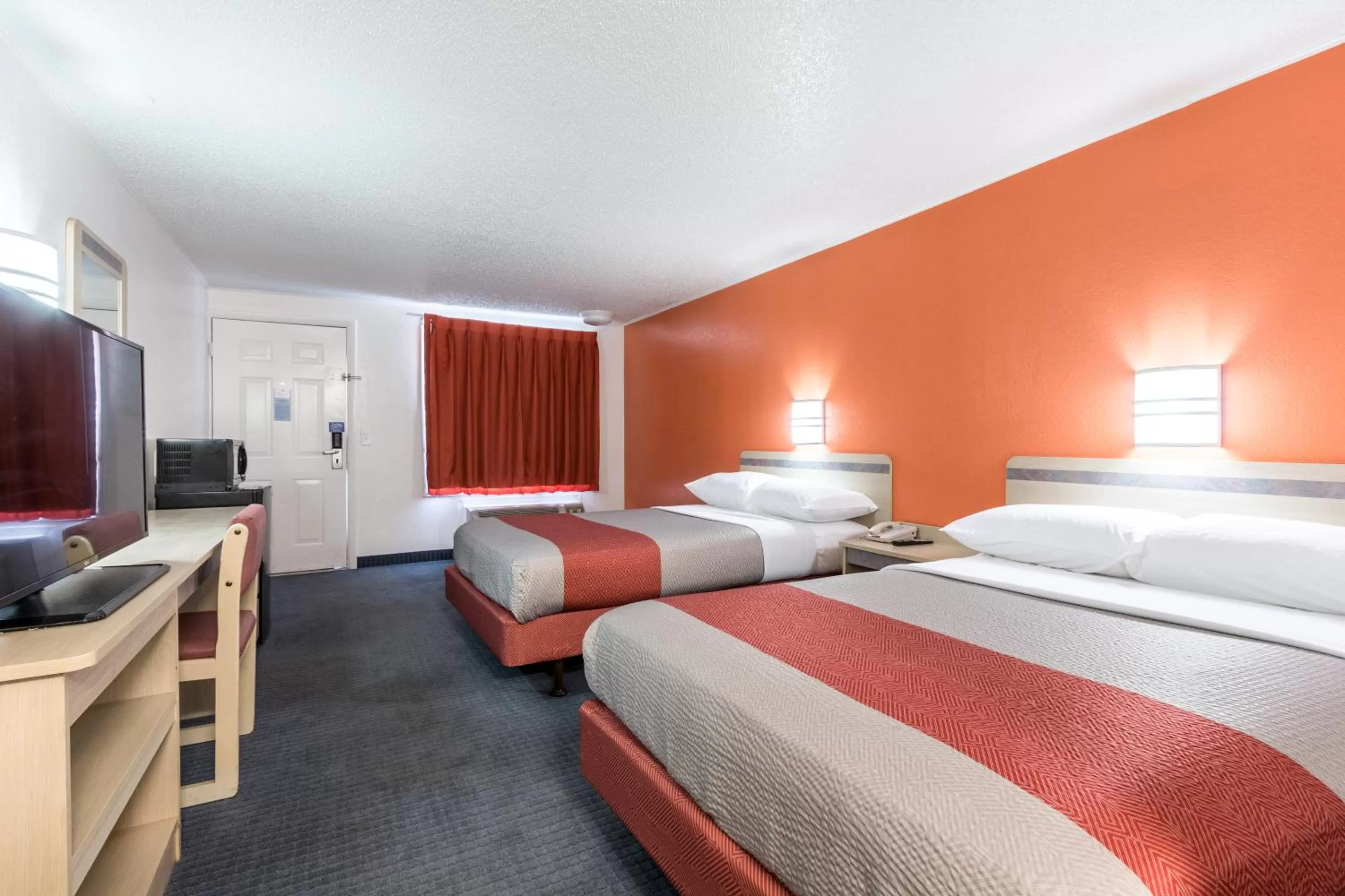 Bedroom, Bed in Travelodge by Wyndham Lansing