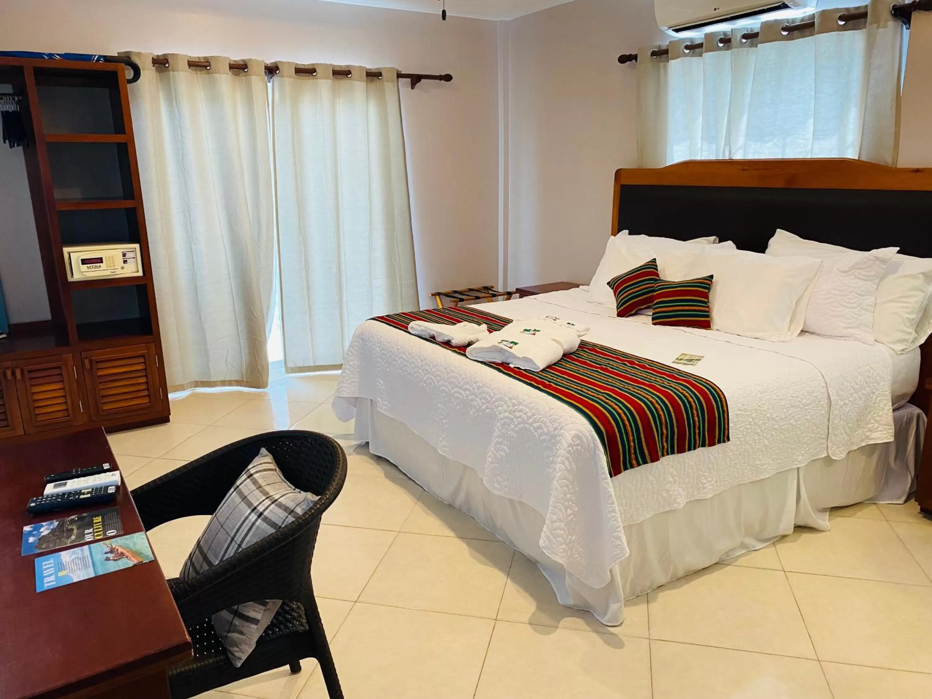 Bedroom, Bed in La Isla Resort