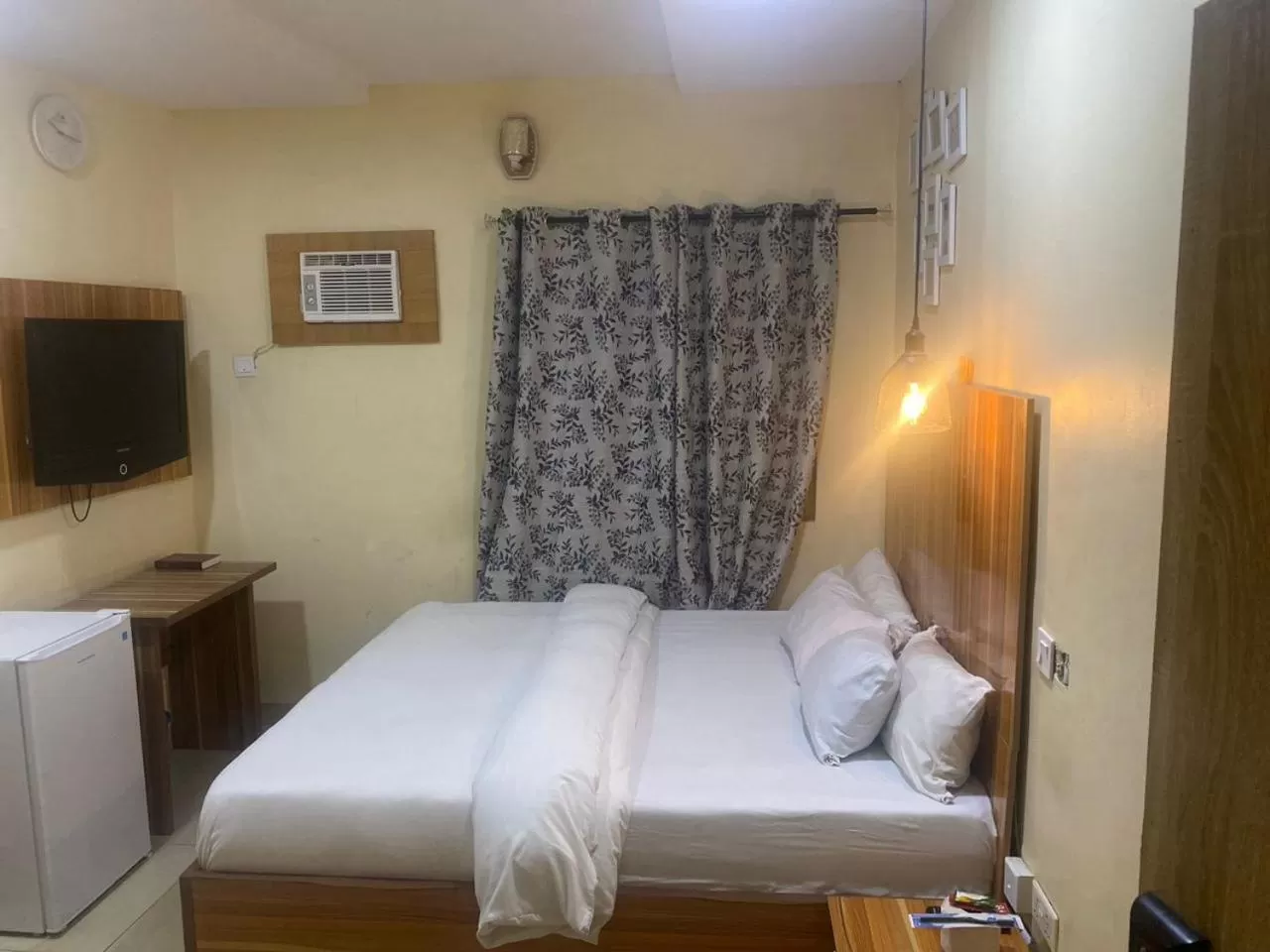 Bed in ONTARIO SUITES