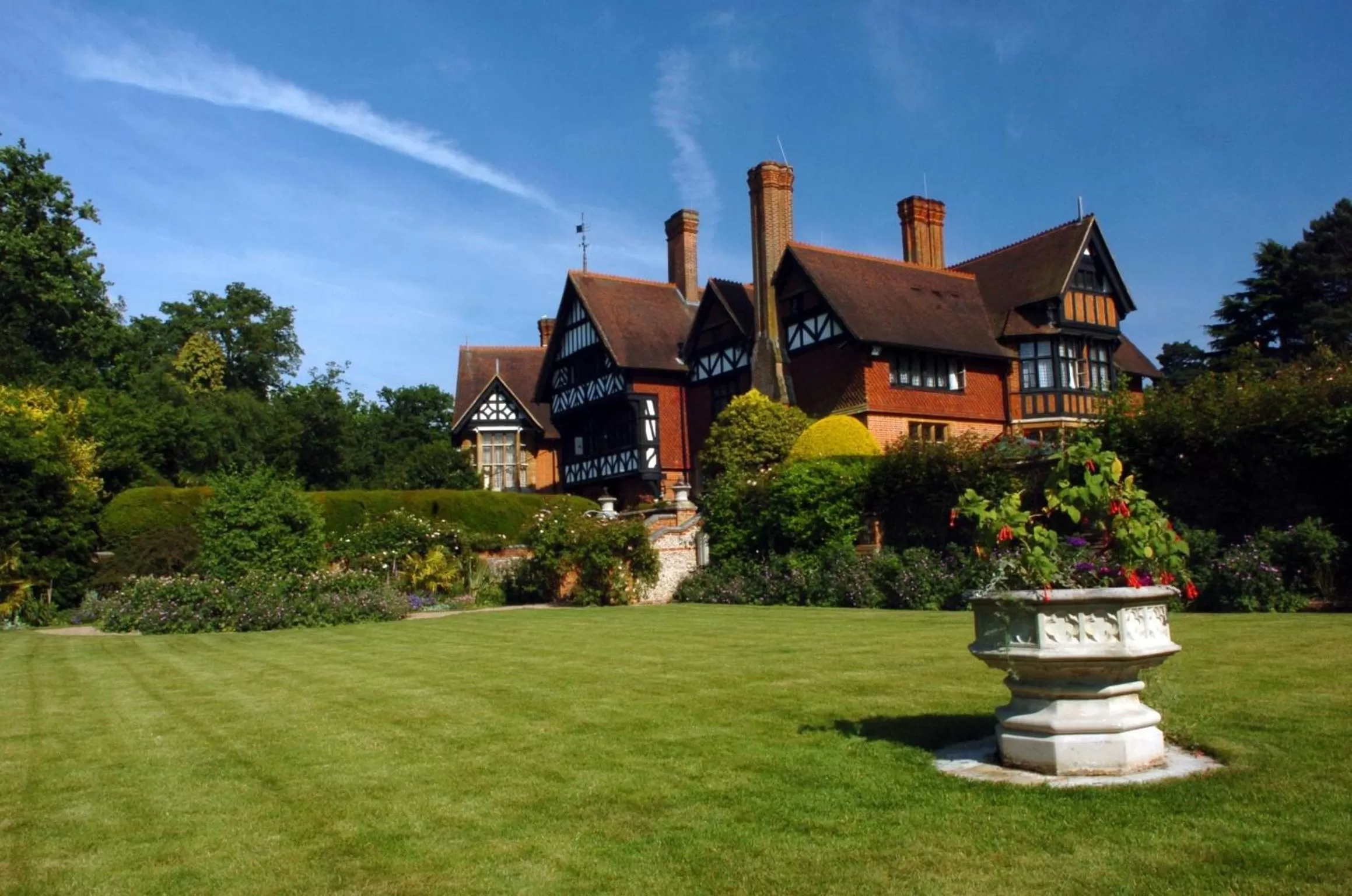 Facade/entrance in Best Western PLUS Grim's Dyke Hotel