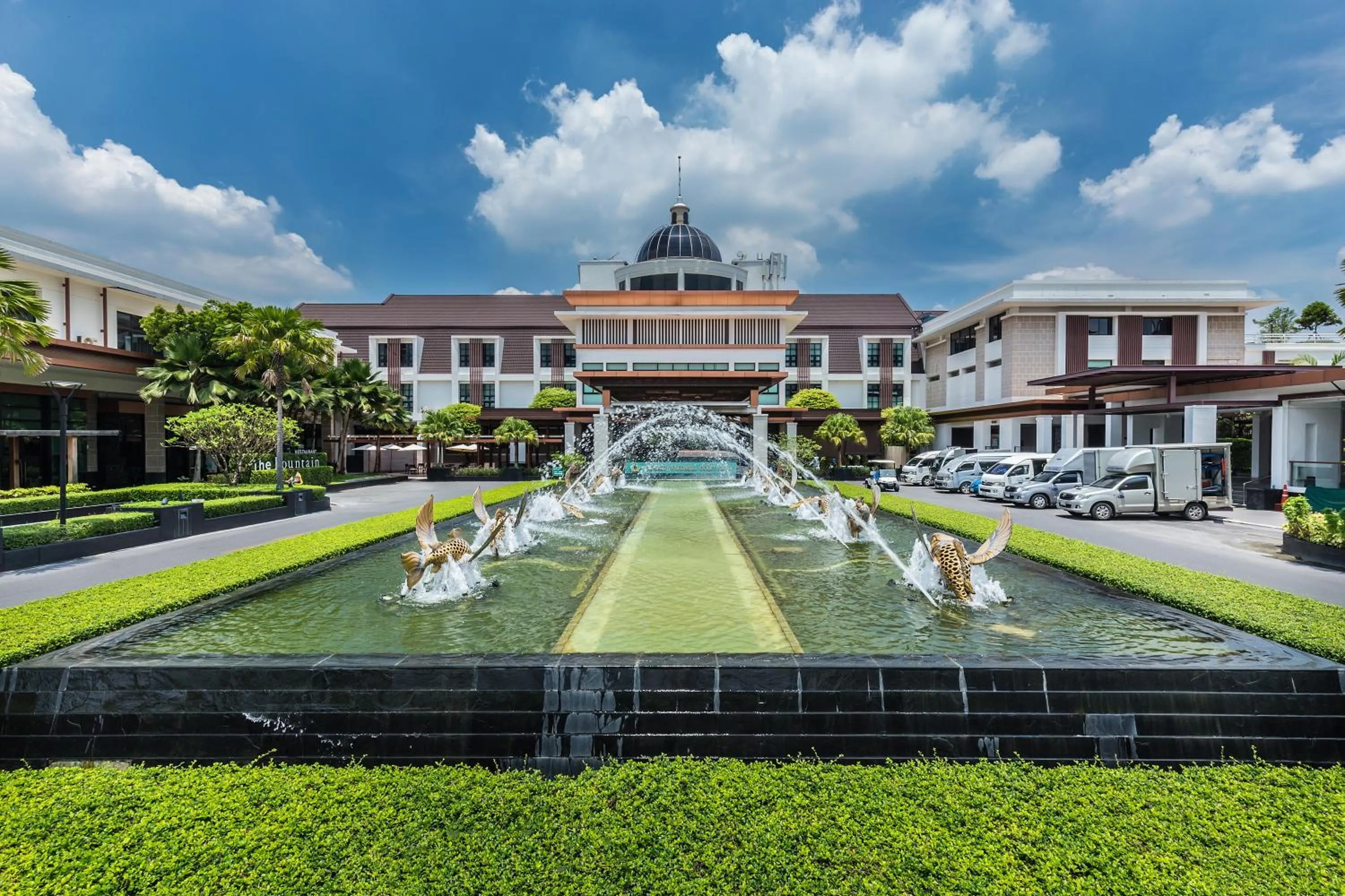 Golfcourse in Summit Windmill Golf Suite Hotel at Suvarnabhumi