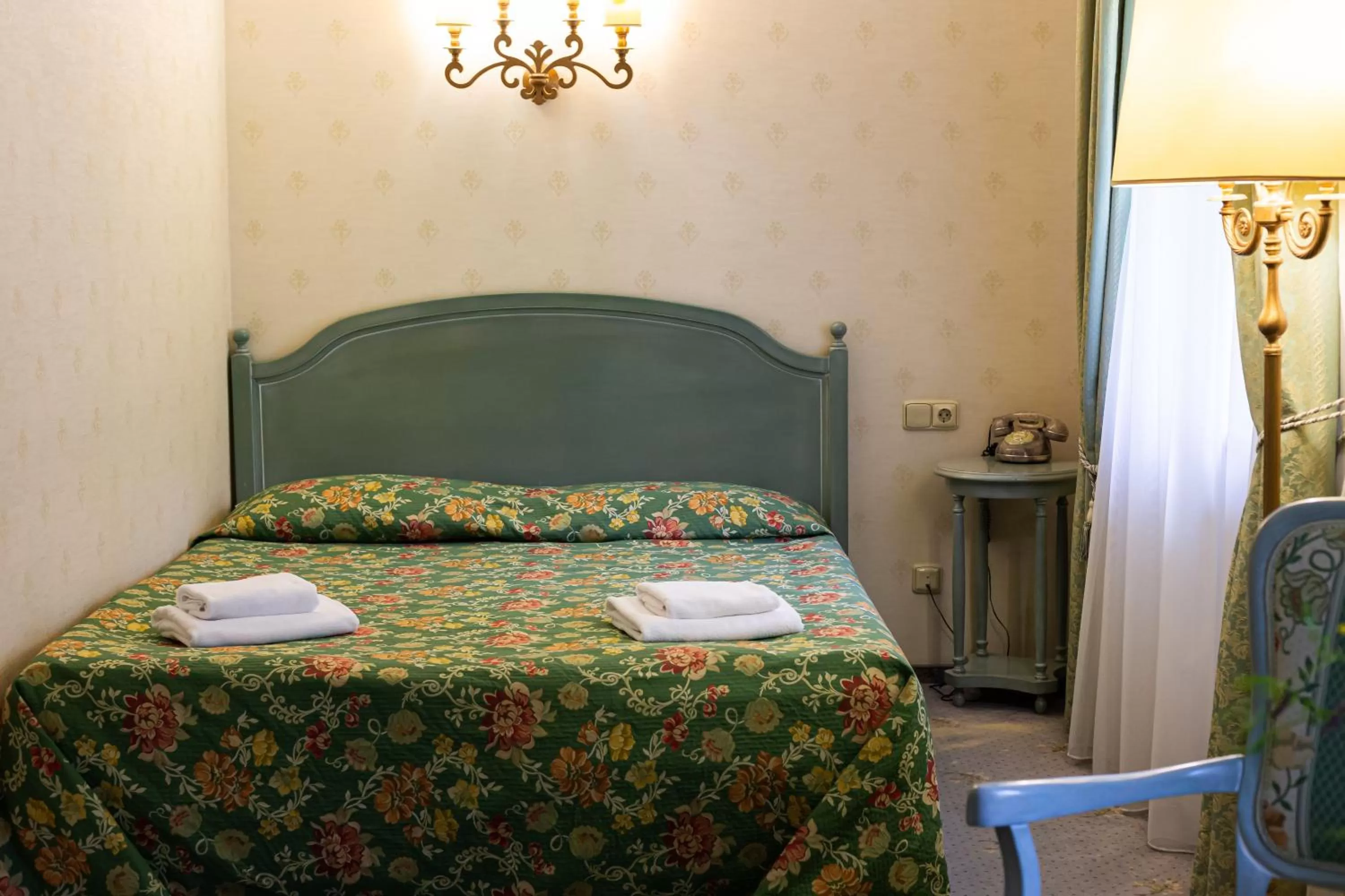 Bedroom, Bed in Edelweiss