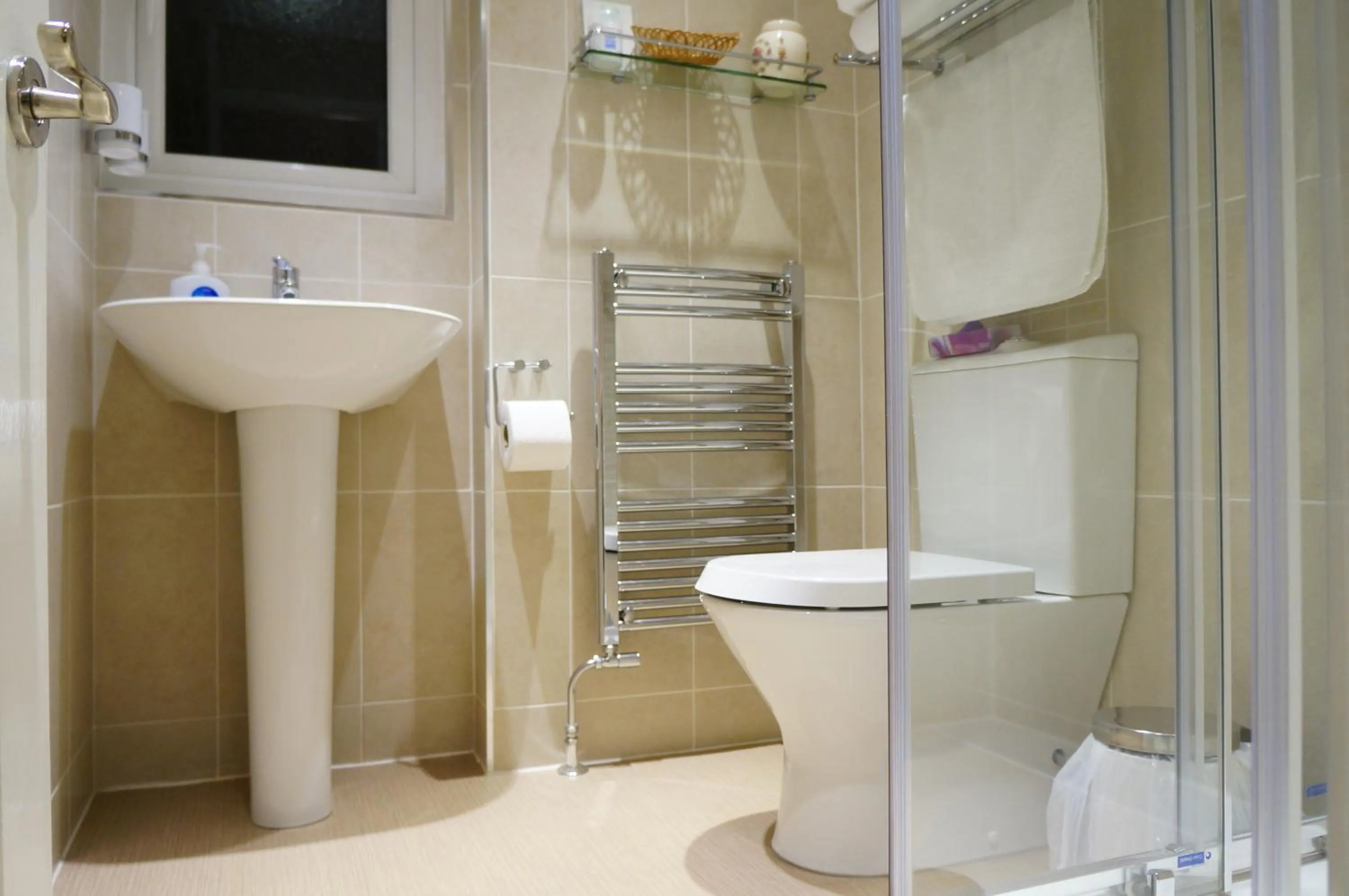 Bathroom in The Lawn Guest House Gatwick