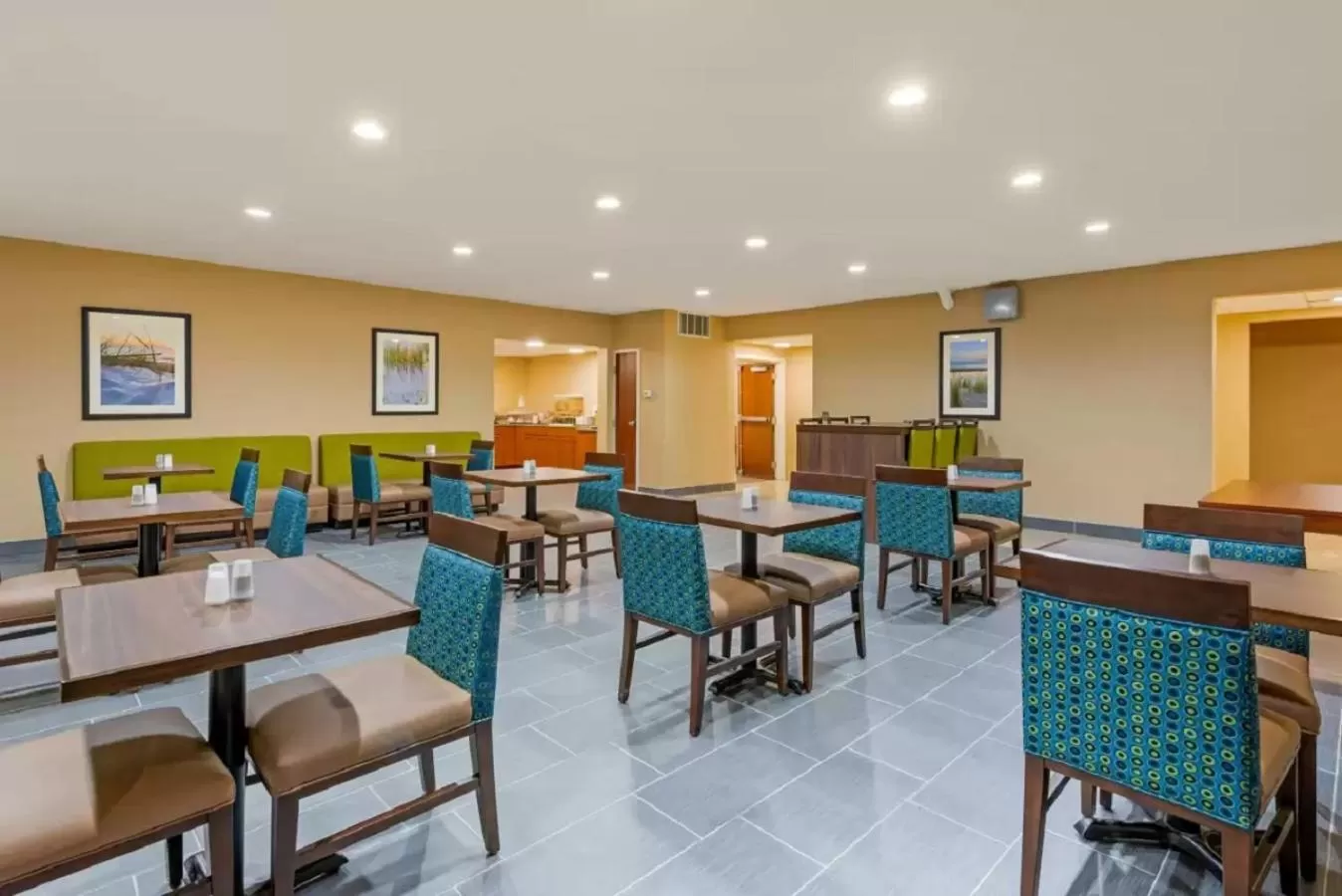 Restaurant/places to eat in Comfort Inn & Suites