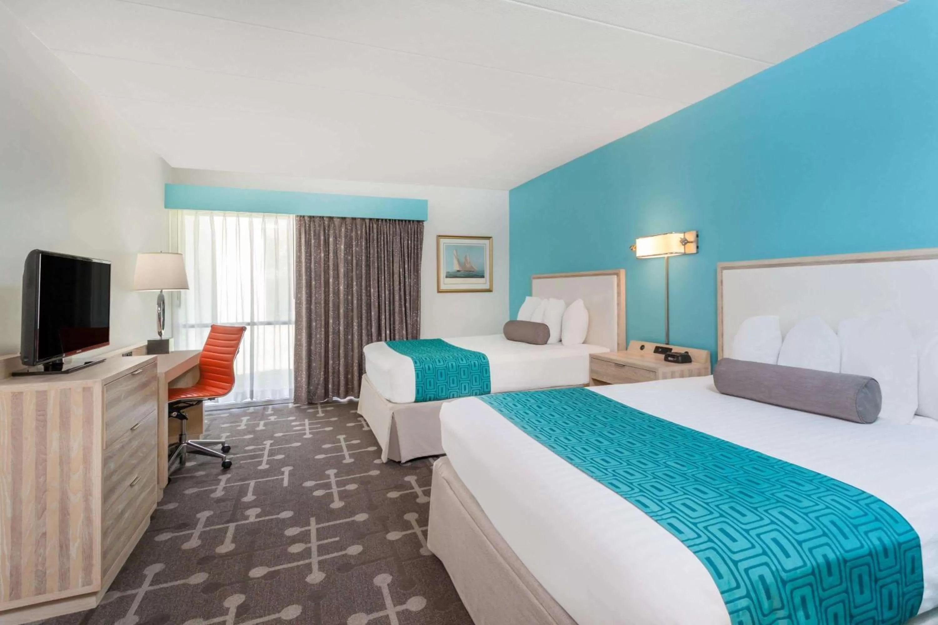 Photo of the whole room, Bed in Howard Johnson by Wyndham Mystic