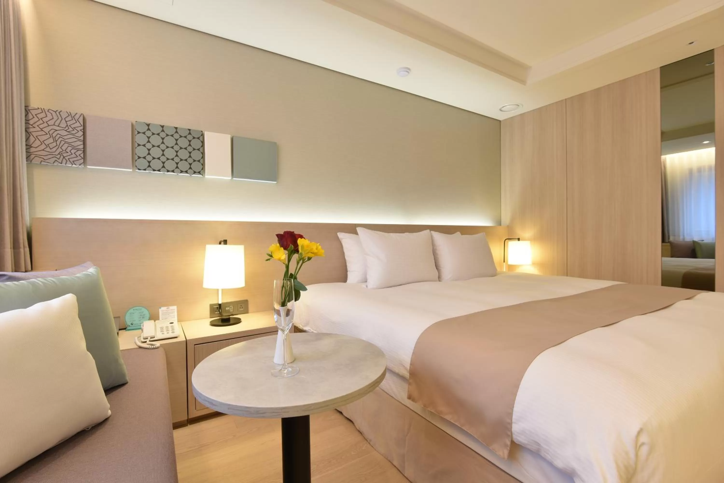 Bedroom, Bed in Pacific Hotel