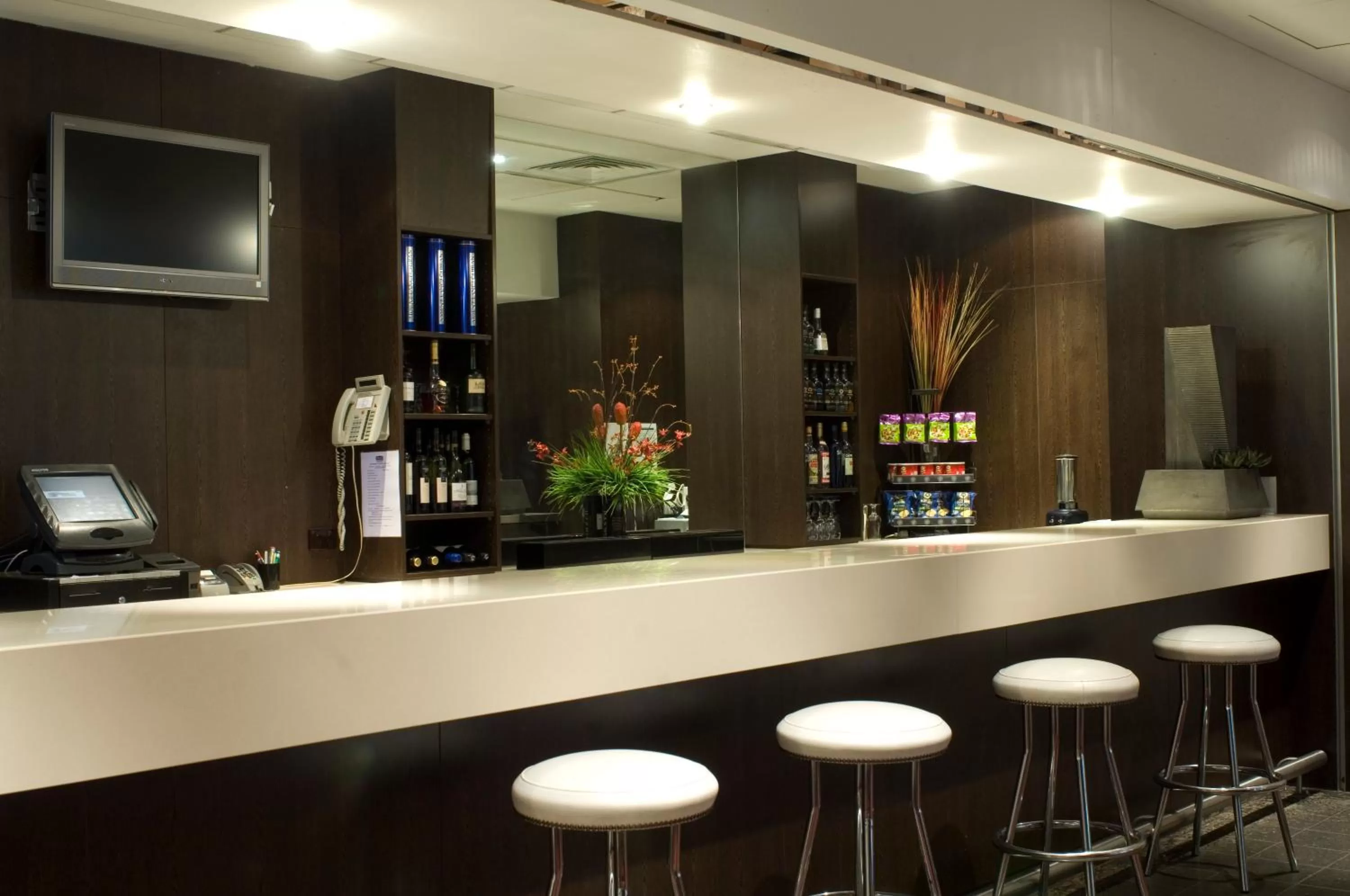 Lounge or bar in Holiday Inn Melbourne Airport by IHG