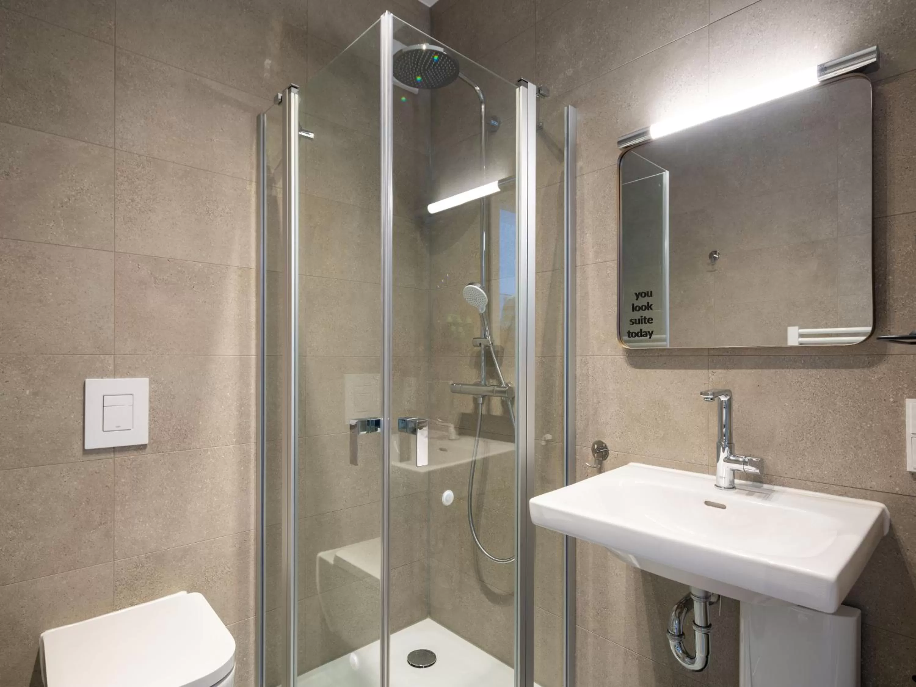 Bathroom in Limehome Frankfurt Gutleutstraße - Digital Access