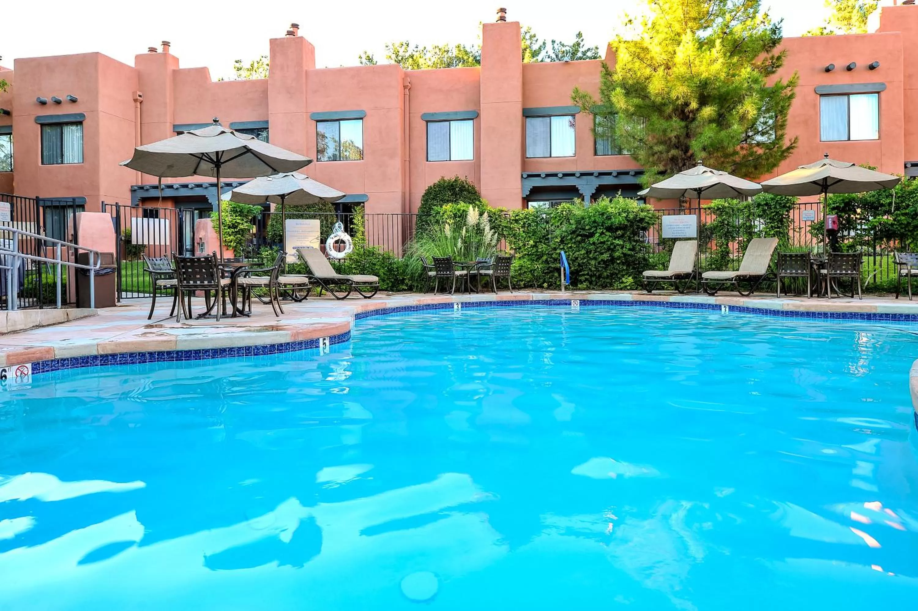 Swimming pool in Bell Rock Inn