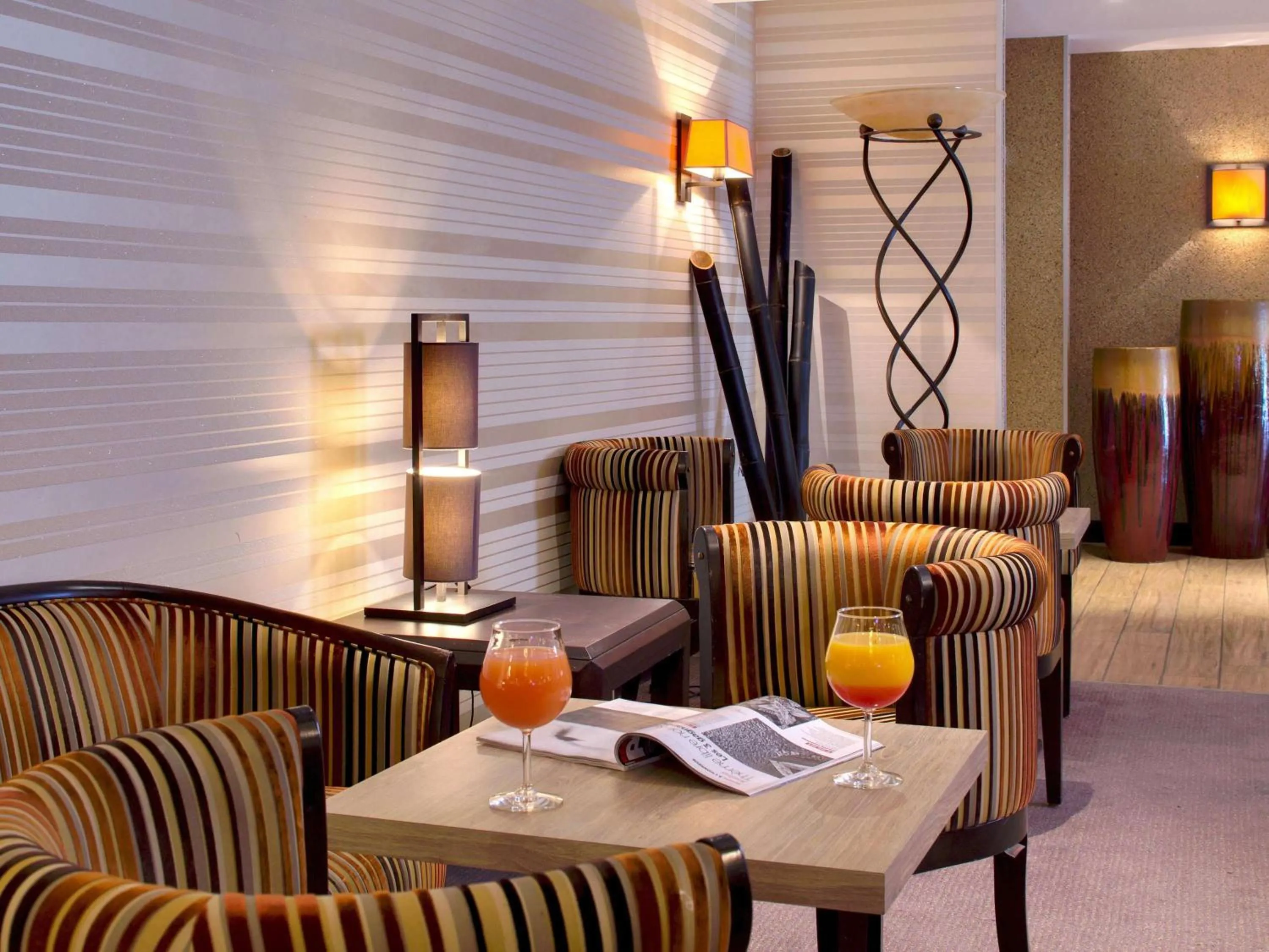 Lounge or bar in Mercure Vichy Thermalia