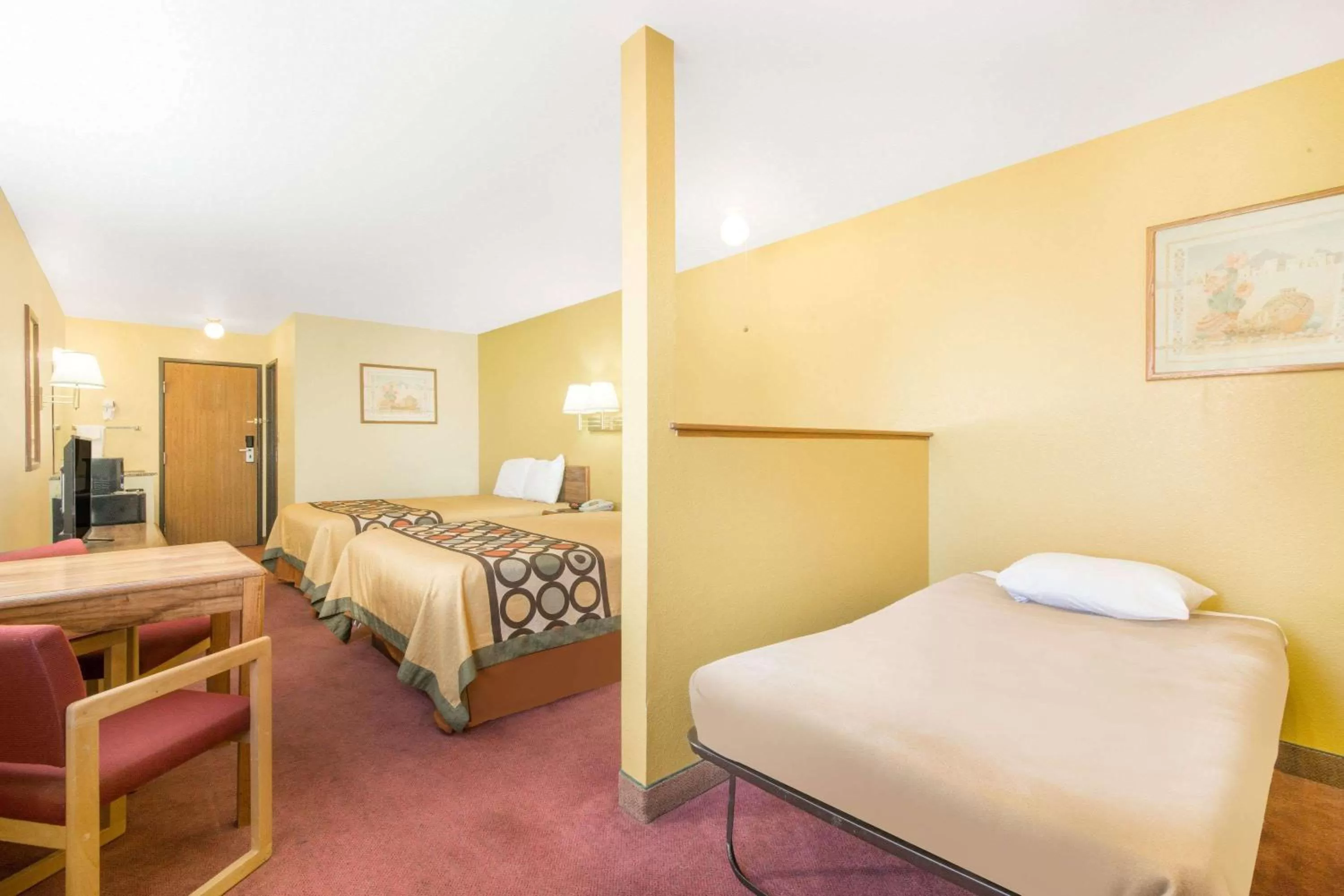 Photo of the whole room, Bed in Super 8 by Wyndham Moriarty