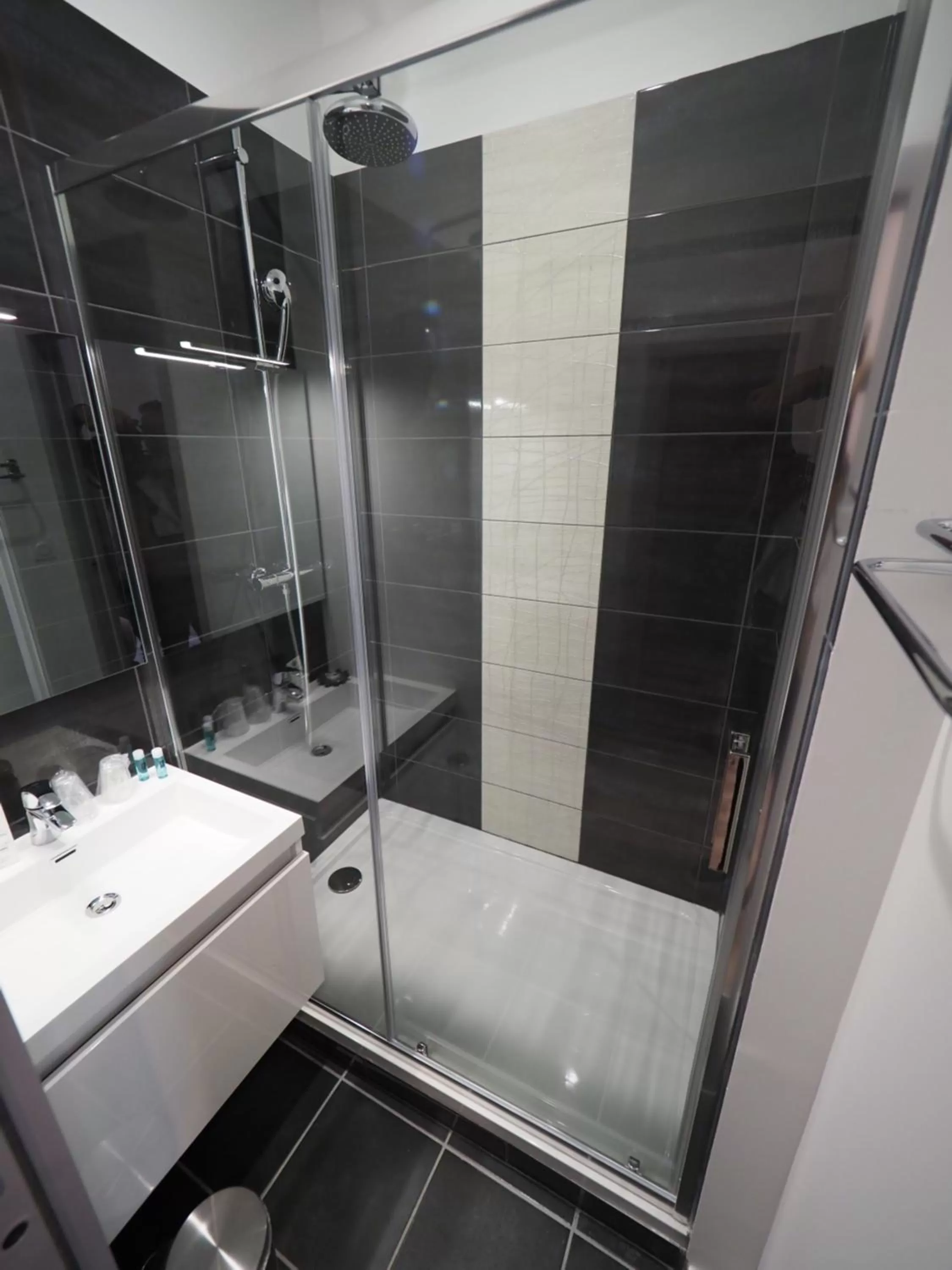 Photo of the whole room in Hôtel Le Biarritz - Vichy