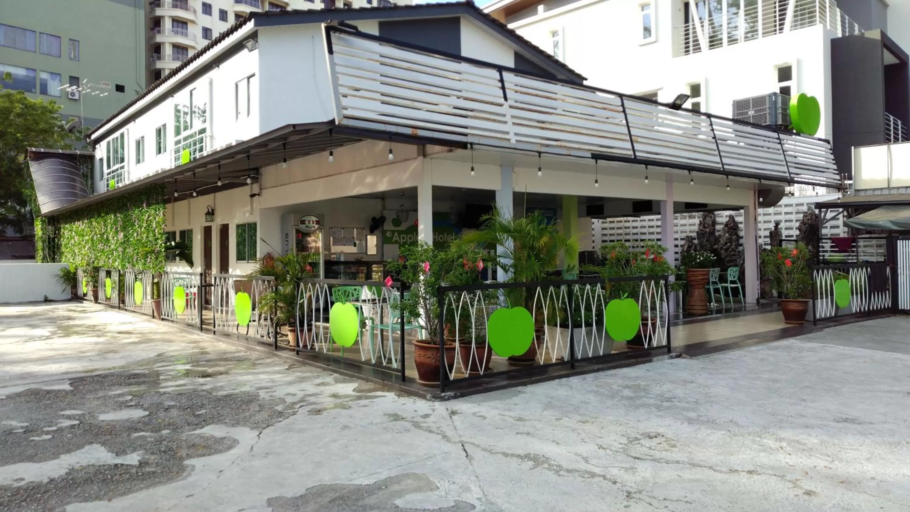 Property logo or sign in Apple 1 Hotel Gurney