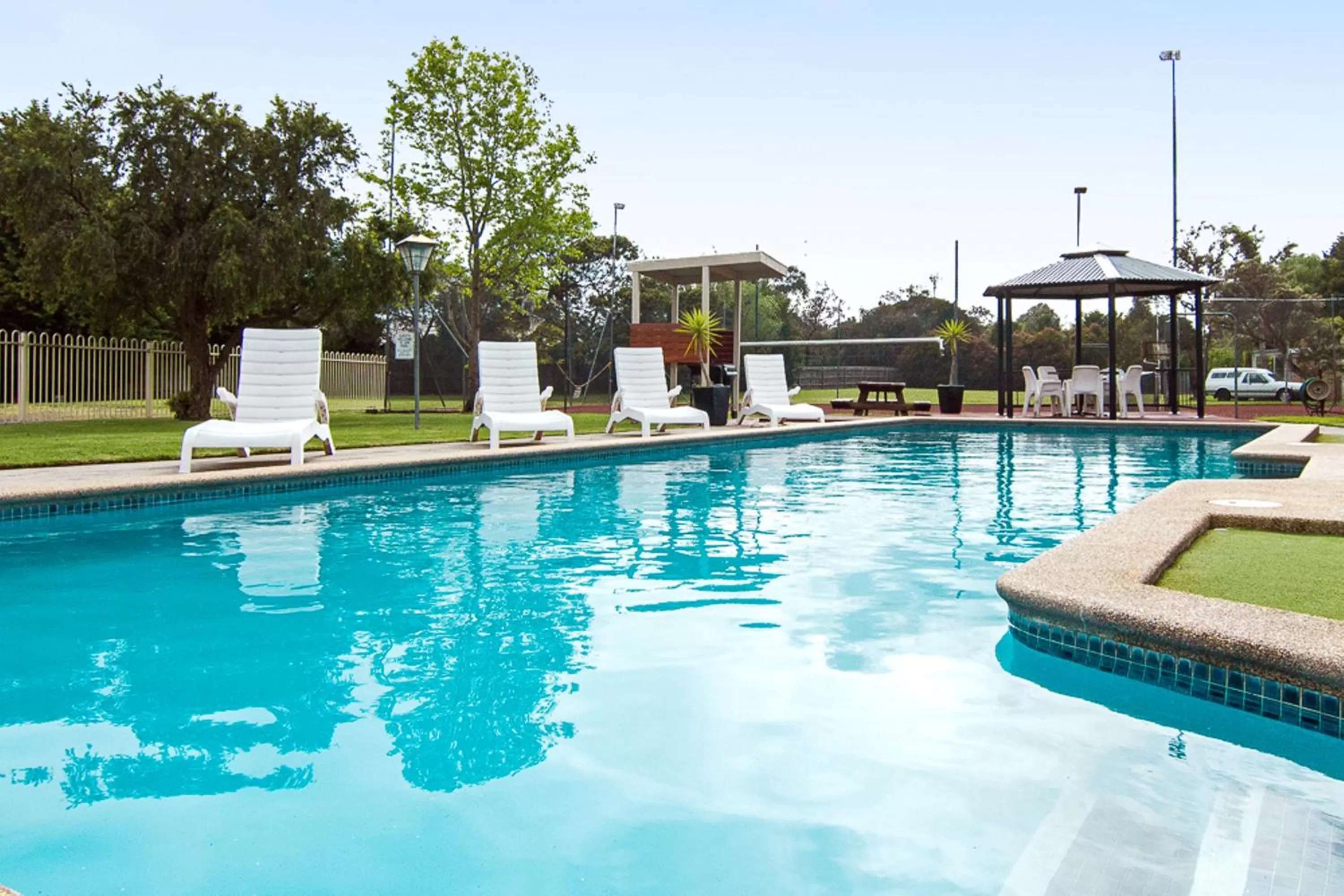 Swimming pool in Frankston Motel