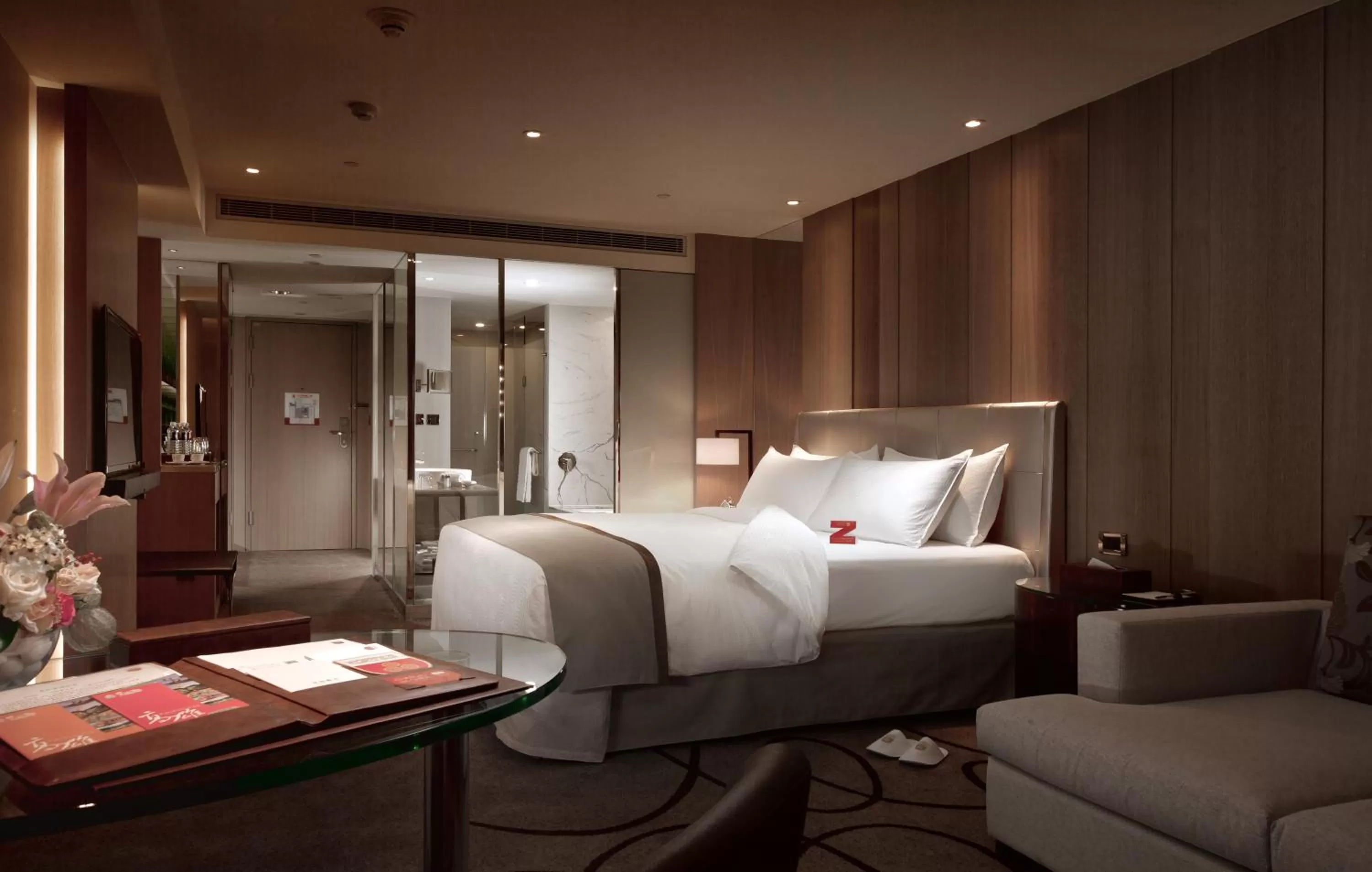 Photo of the whole room, Bed in Kaohsiung Chateau de Chine Hotel