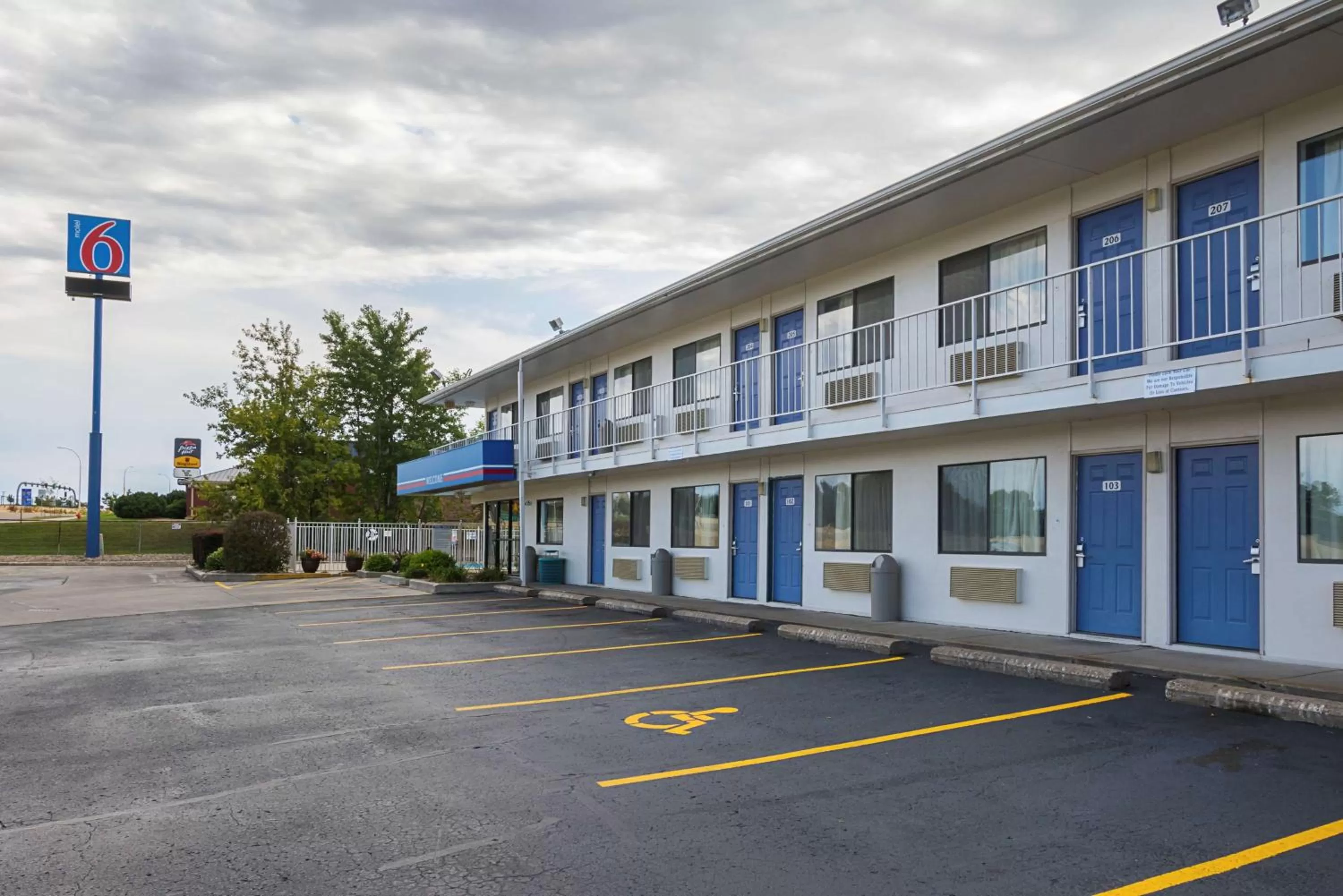 Property building in Motel 6-Rochester, MN
