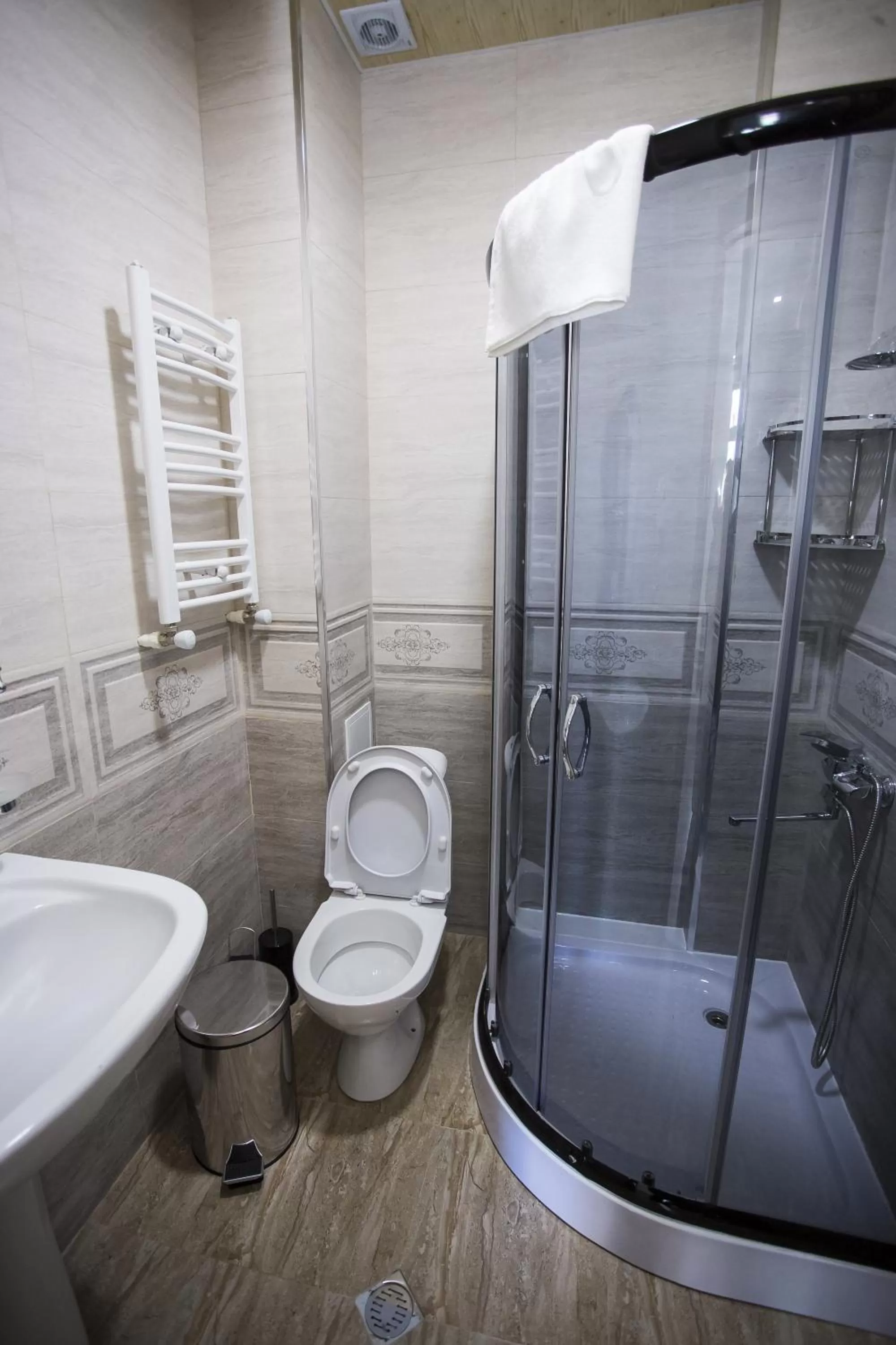 Bathroom in Hotel Garanti