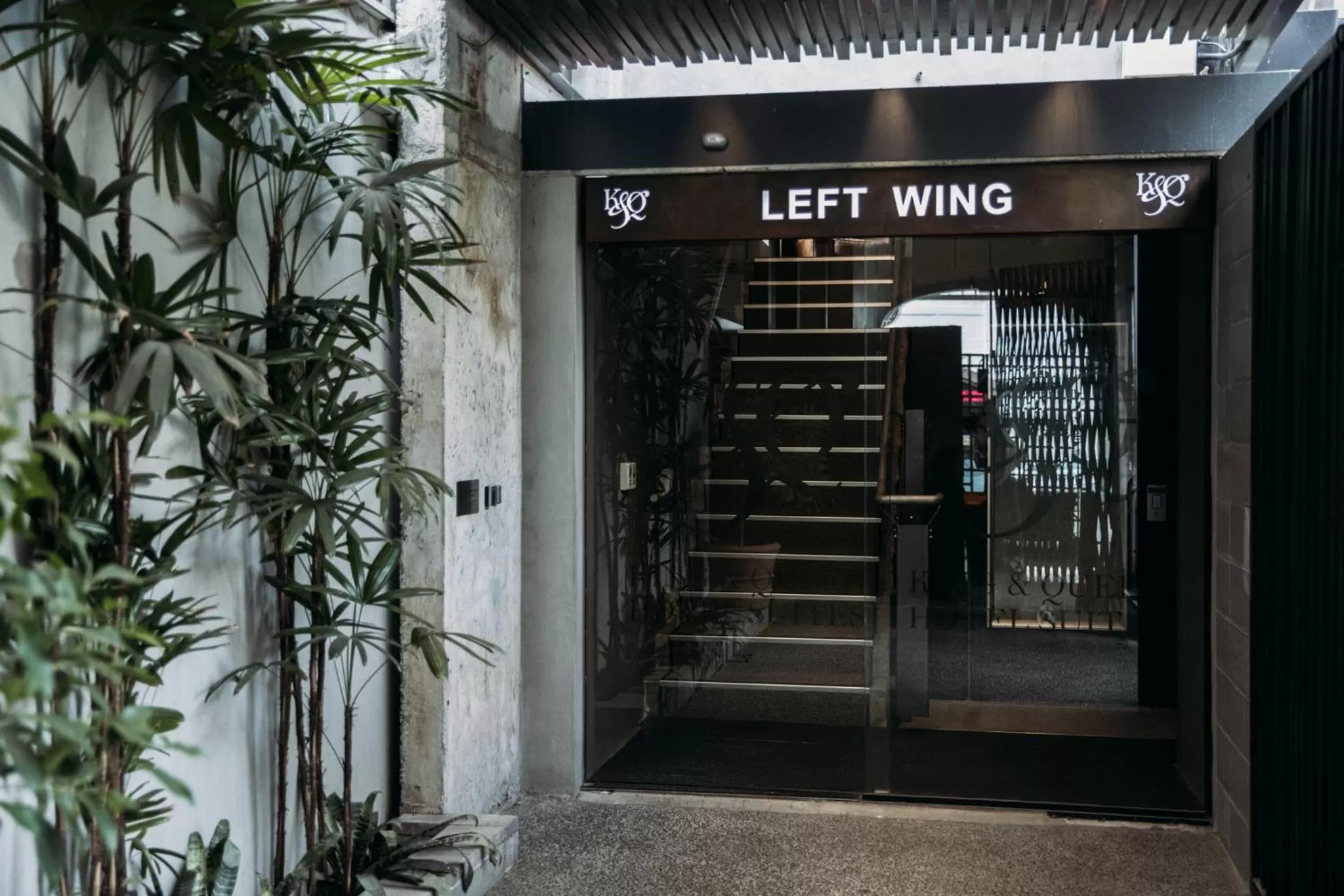 Facade/entrance in King and Queen Hotel Suites