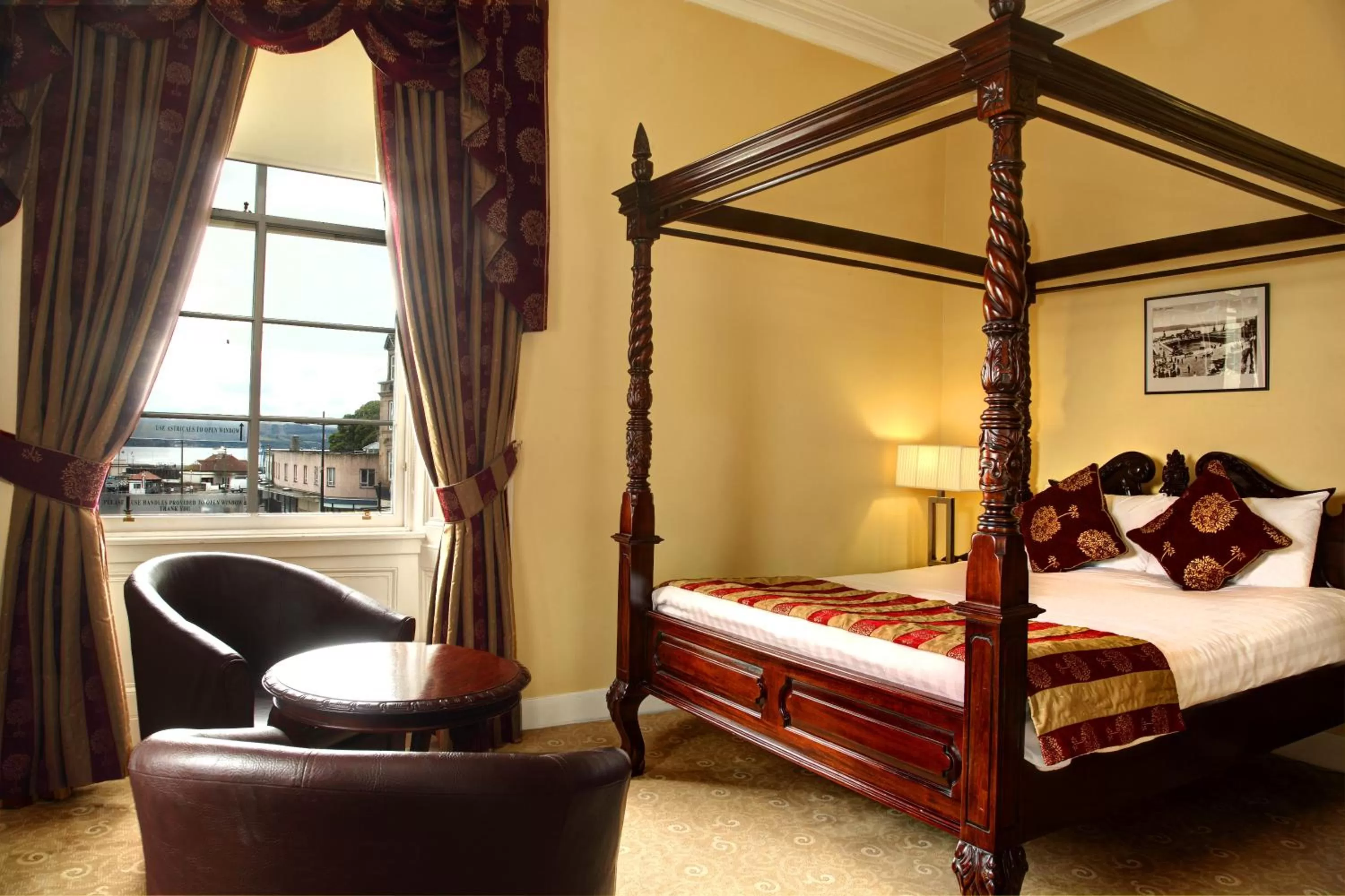 Photo of the whole room, Bed in Argyll Hotel