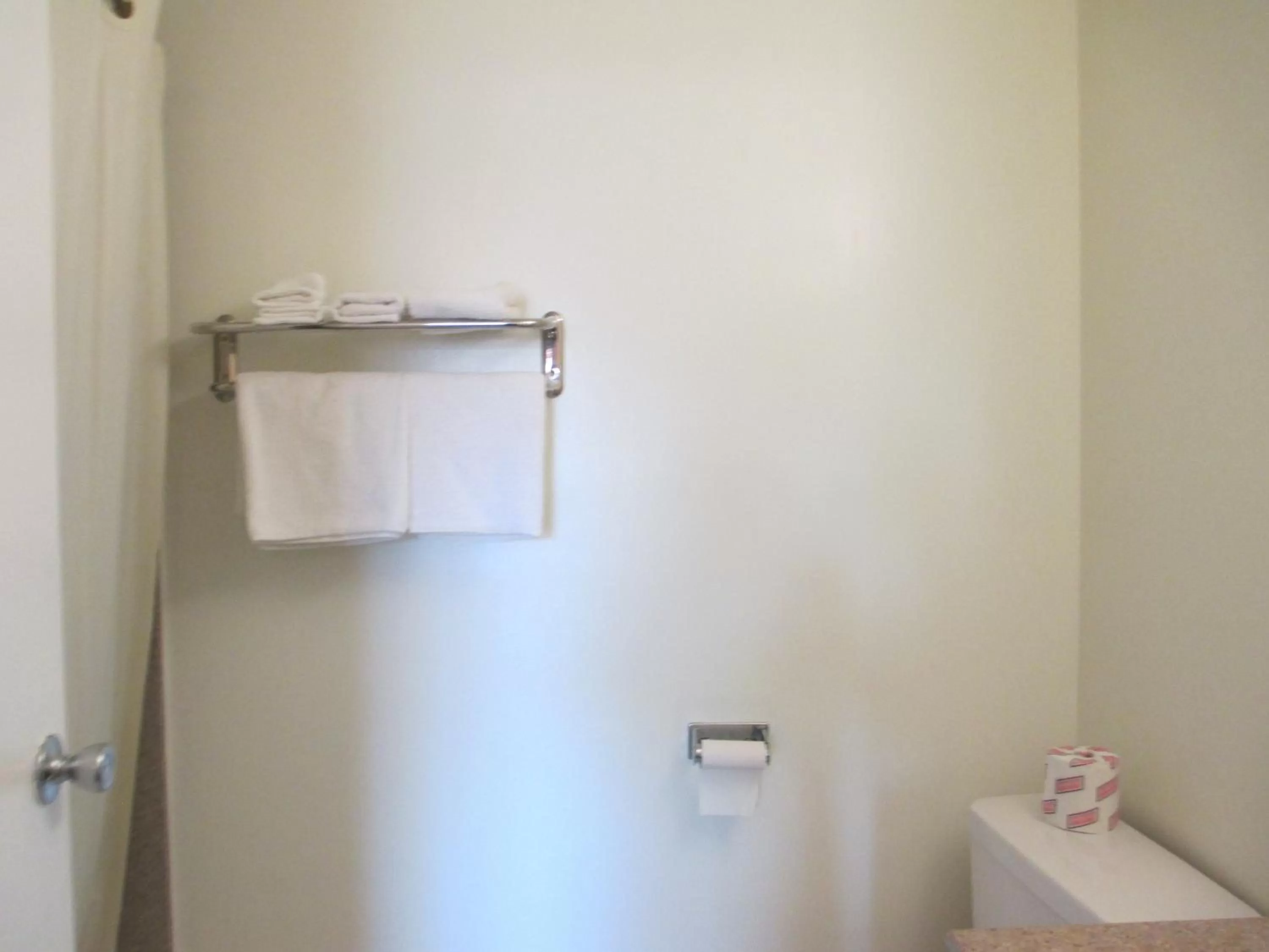 Bathroom in Regal Inn Chicago O'Hare - Franklin Park