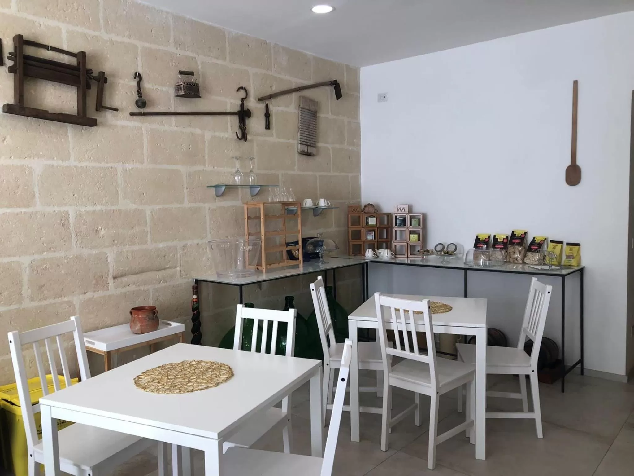 Breakfast in Recinto antico Sweet Rooms