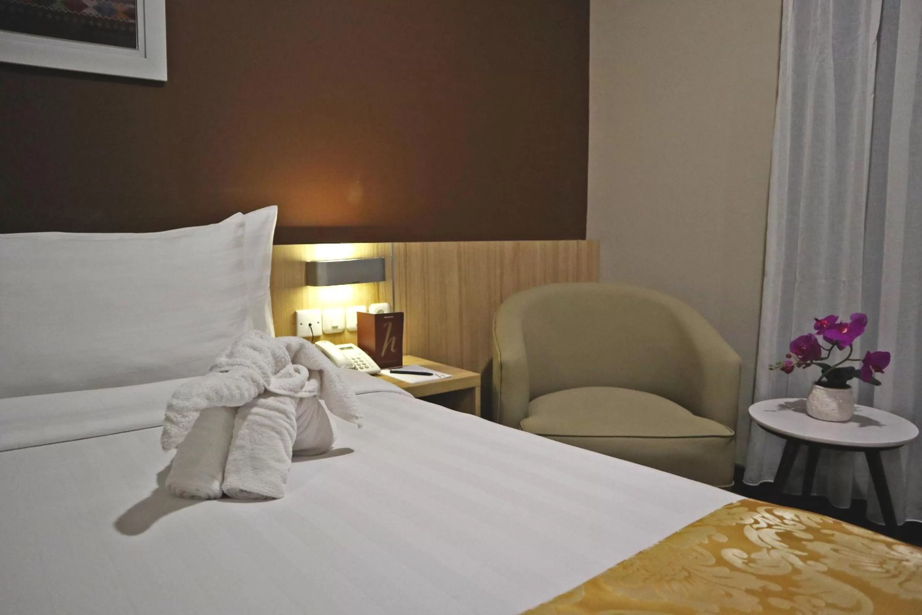 Bed in Anara Sky Kualanamu Hotel