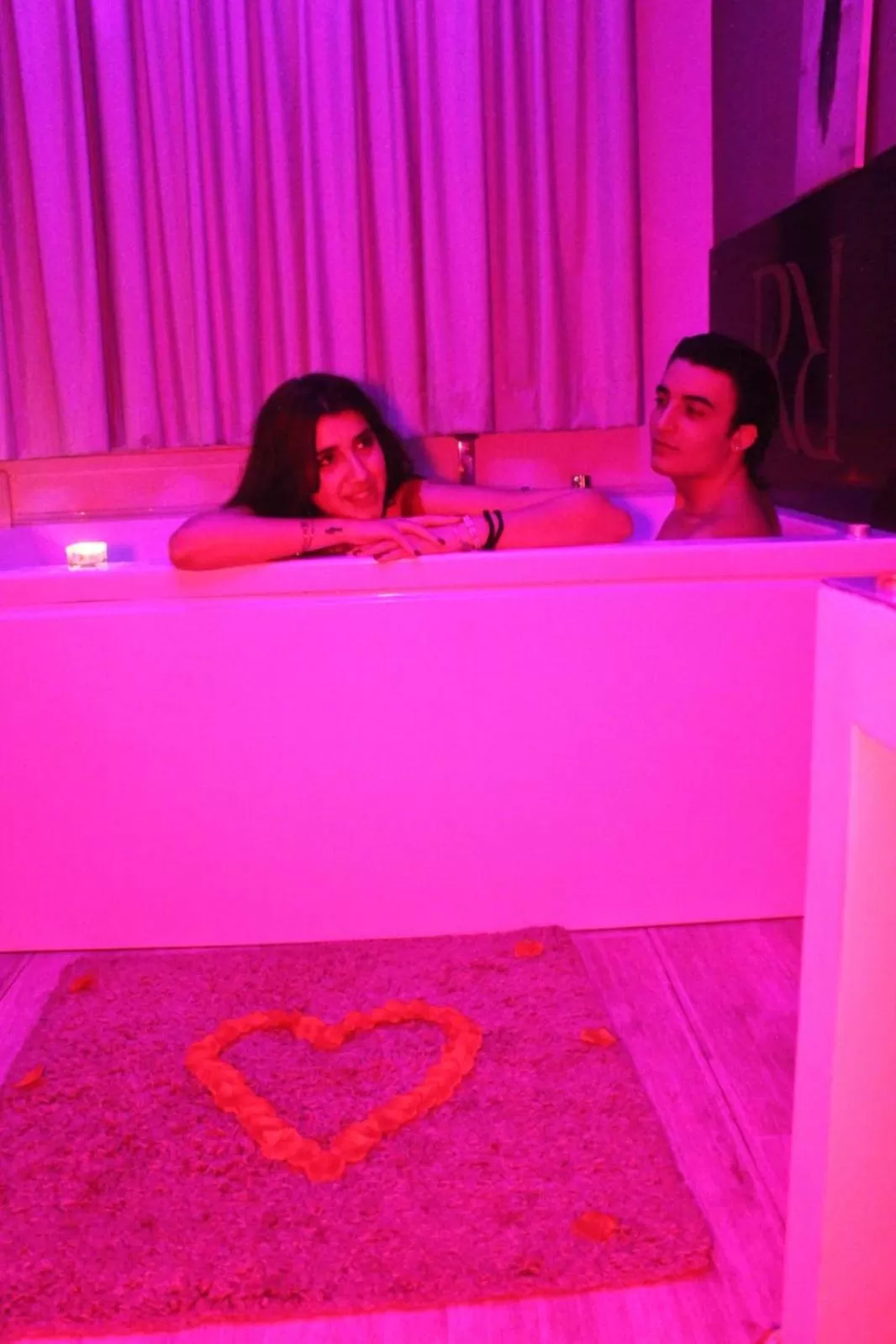 Hot Tub in Royalty Rooms & Spa