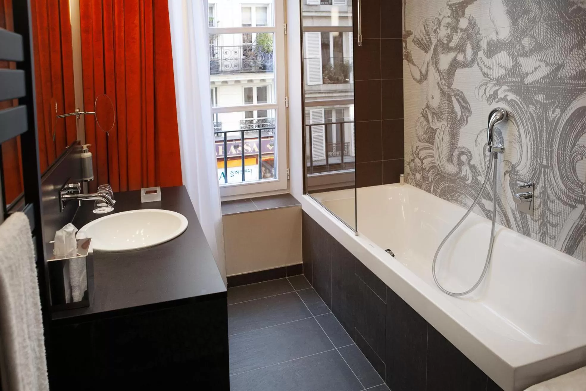 Bathroom, Bed in Hotel La Lanterne & Spa By Timhotel
