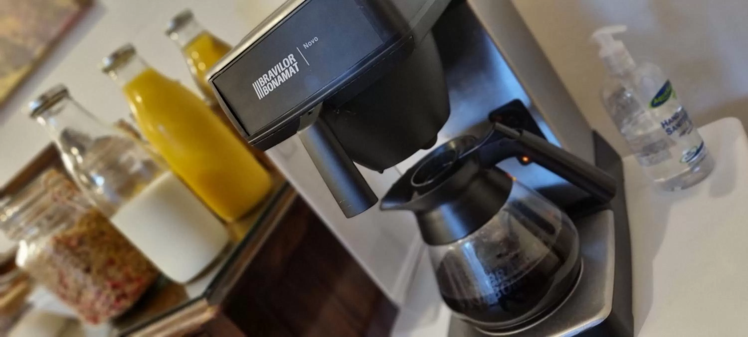 Coffee/tea facilities, TV/Entertainment Center in Glencoe Guest House