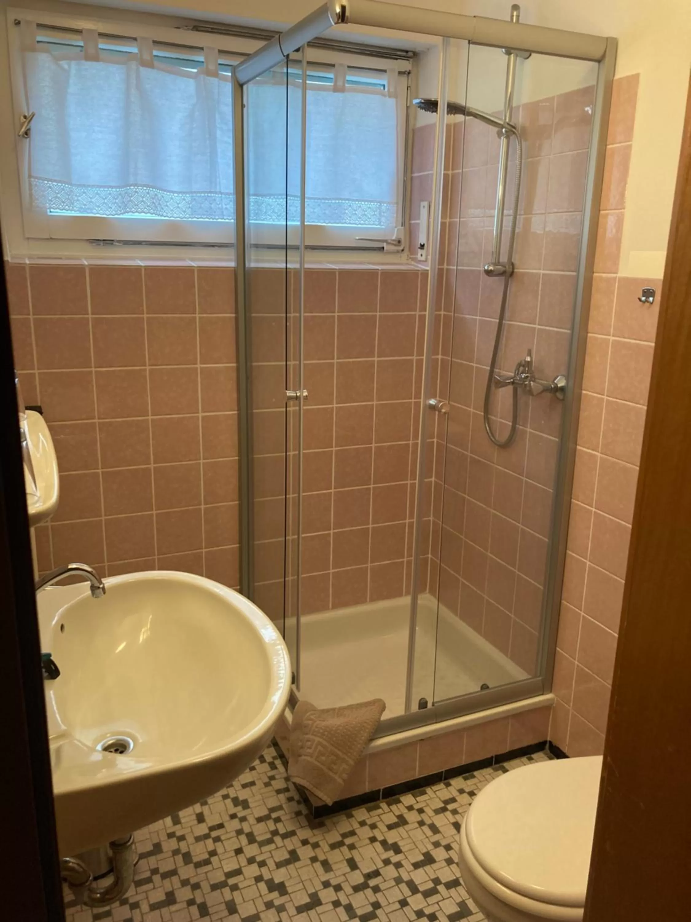 Shower in Bed & Breakfast Weisser Stein