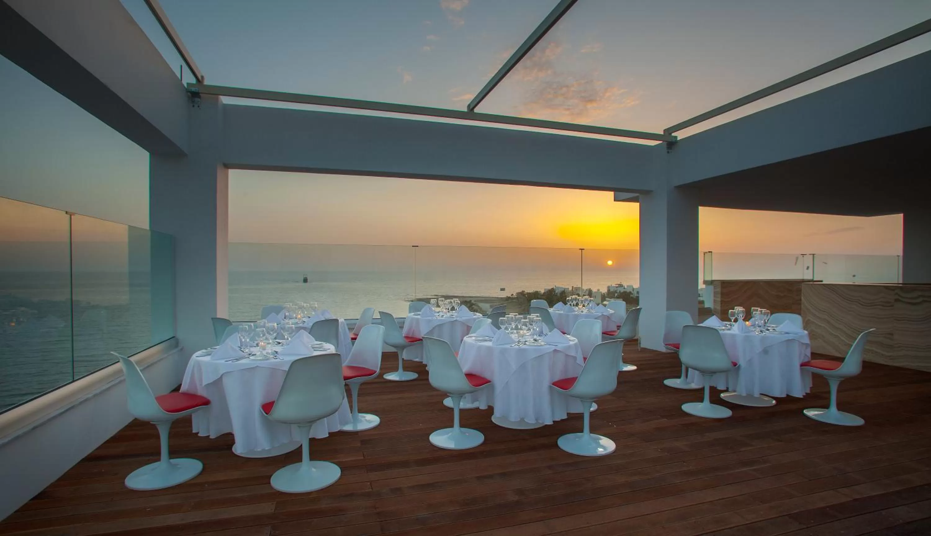 Restaurant/places to eat in King Evelthon Beach Hotel & Resort