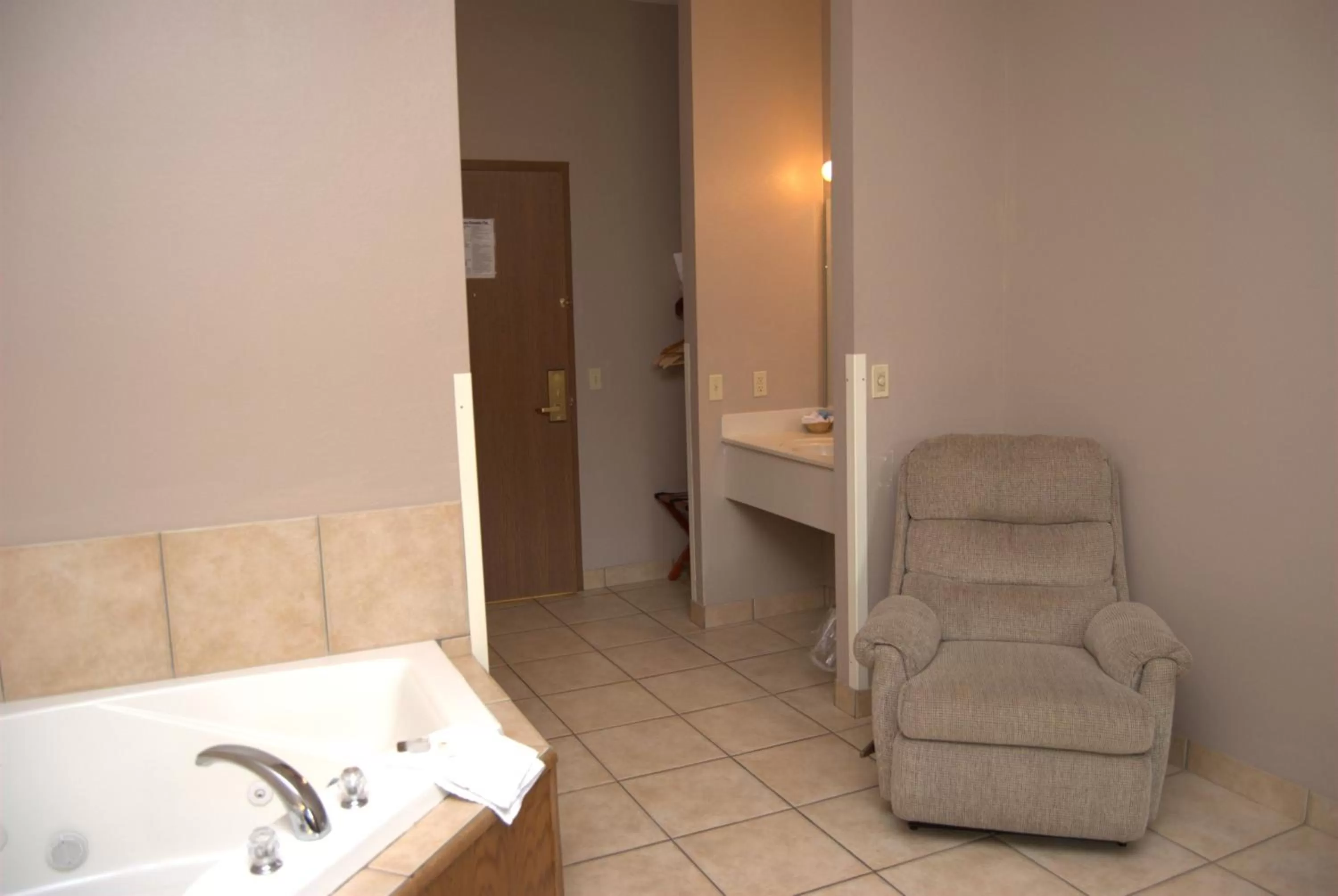 Hot Tub, Seating Area in Commodore Resort