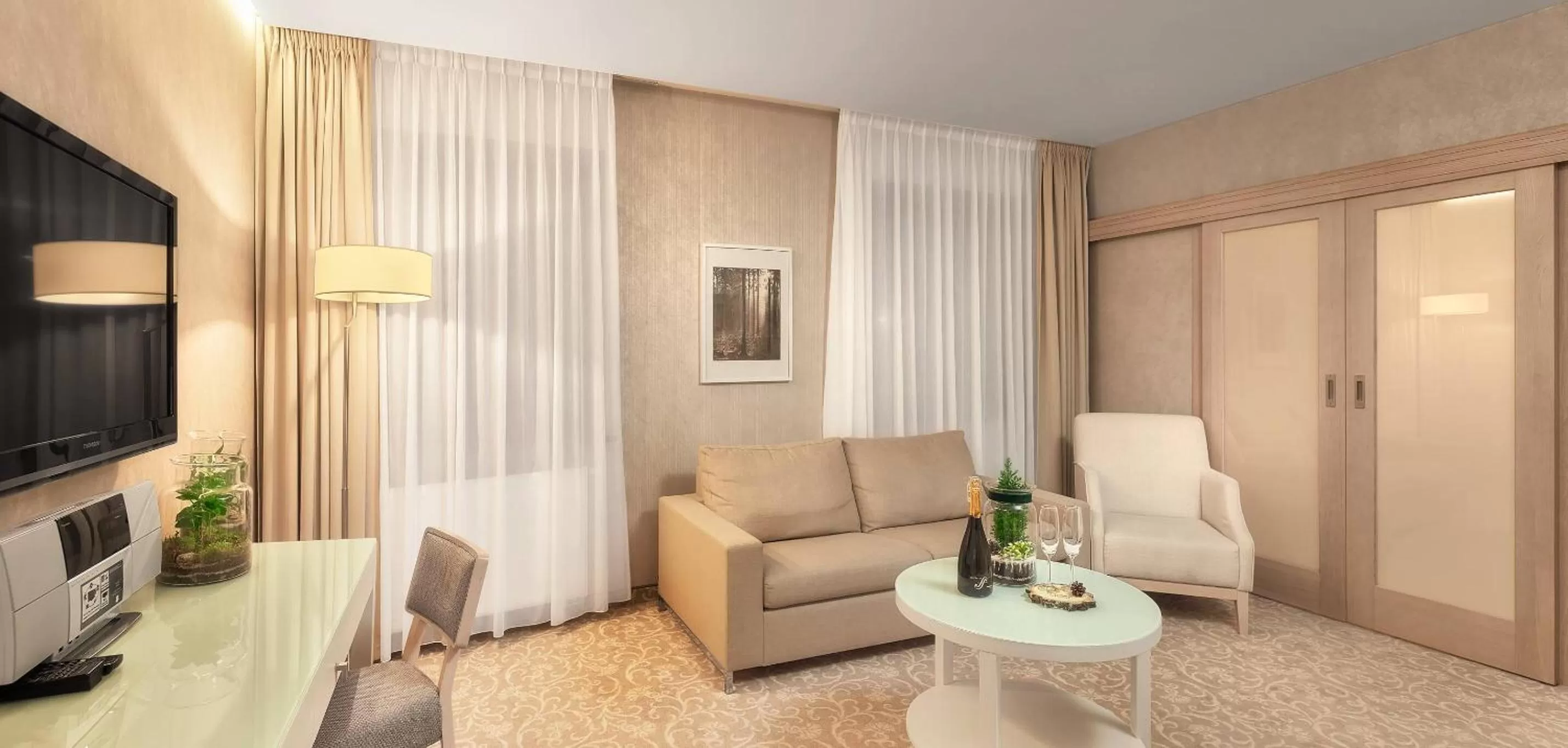 Seating area in Columna Medica