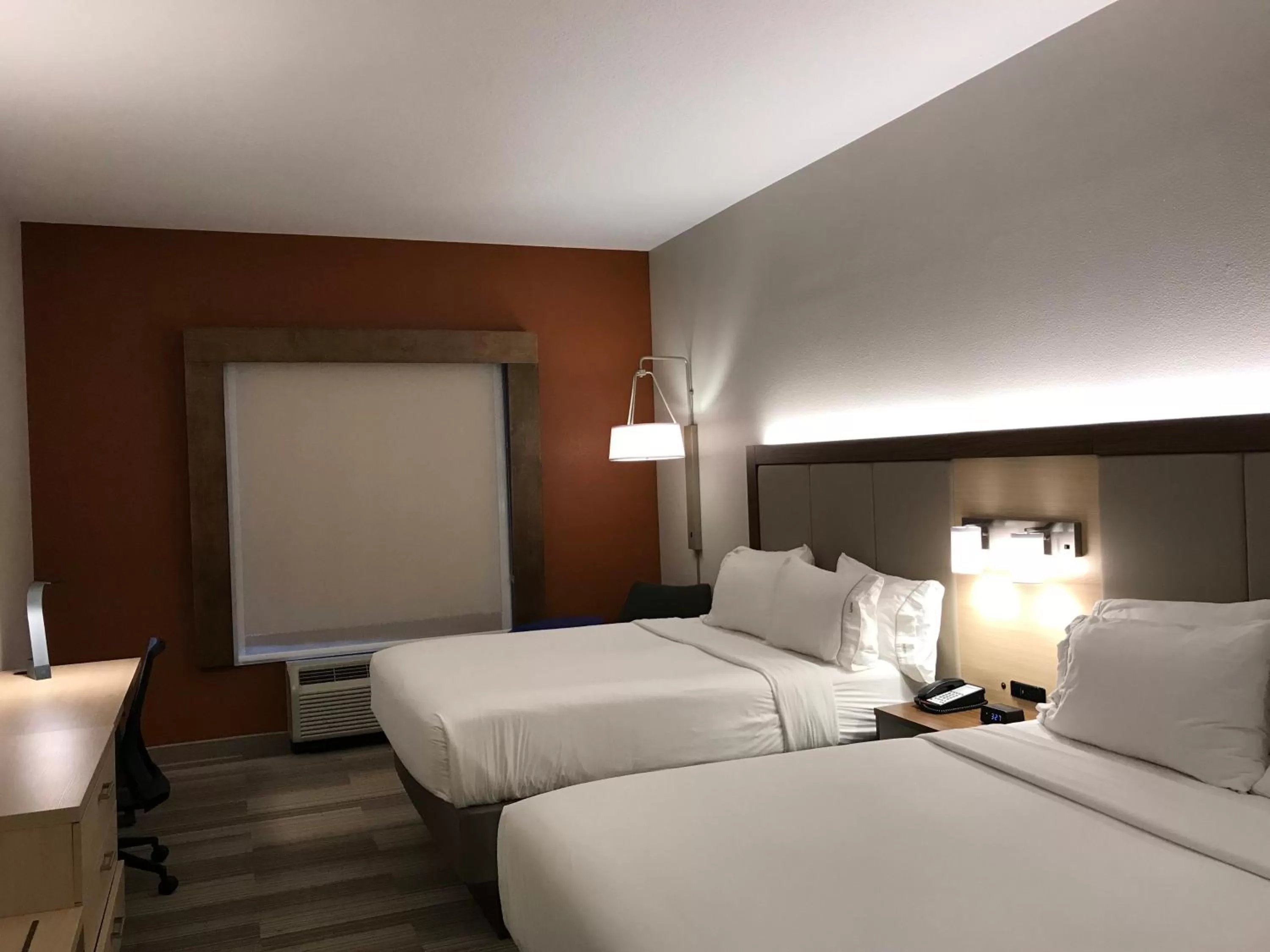 Photo of the whole room, Bed in Holiday Inn Express Orlando - South Davenport by IHG
