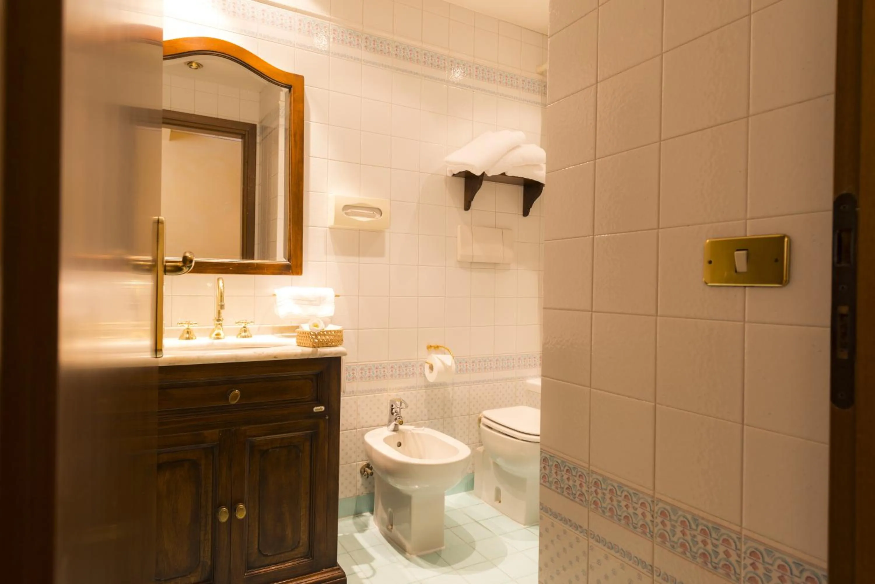 Toilet in Relais Leon d'Oro