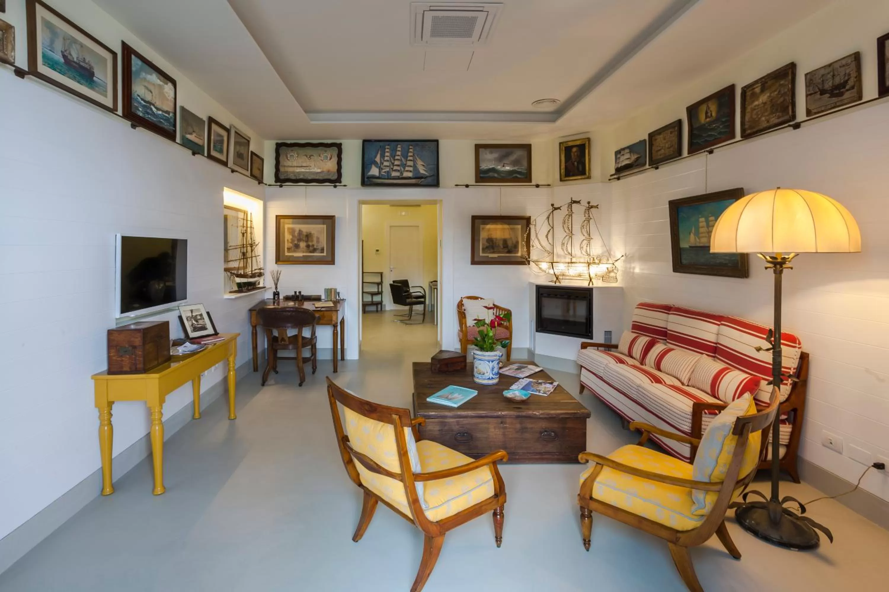 Communal lounge/ TV room in Yacht Club Capo Cervo Suites B&B